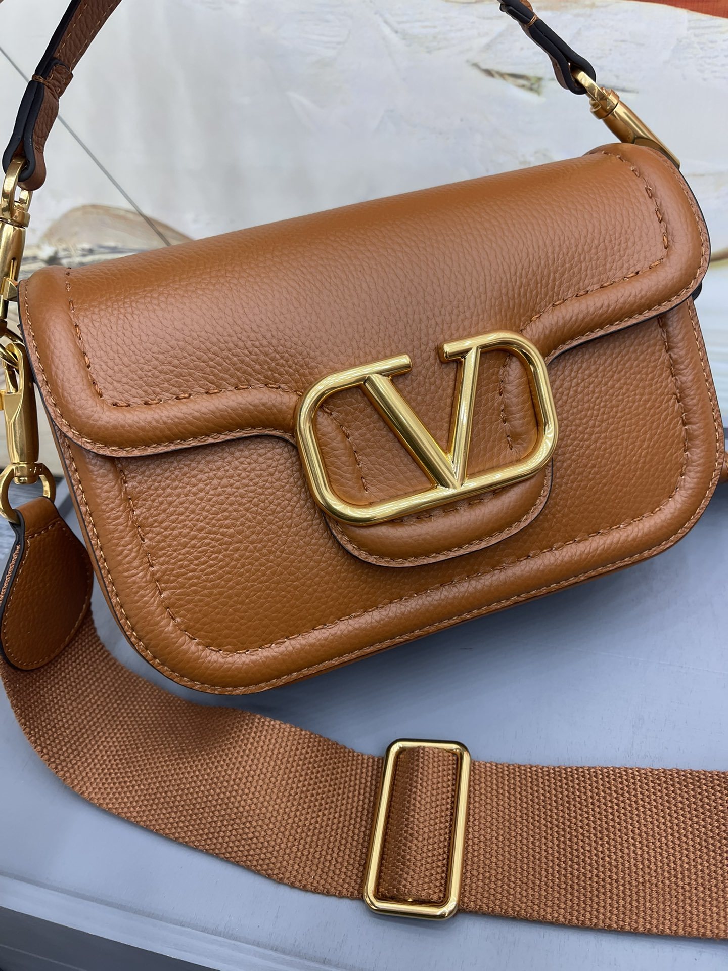 VALENTINOGARAVANIALLTIME柔软粒面小牛皮手袋饰有金属VLOGOSIGNATURE细