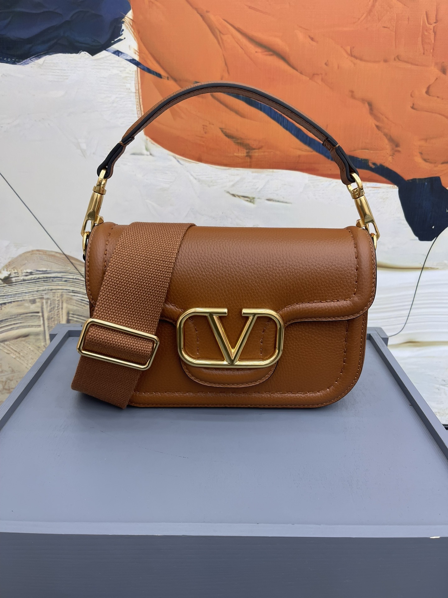 VALENTINOGARAVANIALLTIME柔软粒面小牛皮手袋饰有金属VLOGOSIGNATURE细