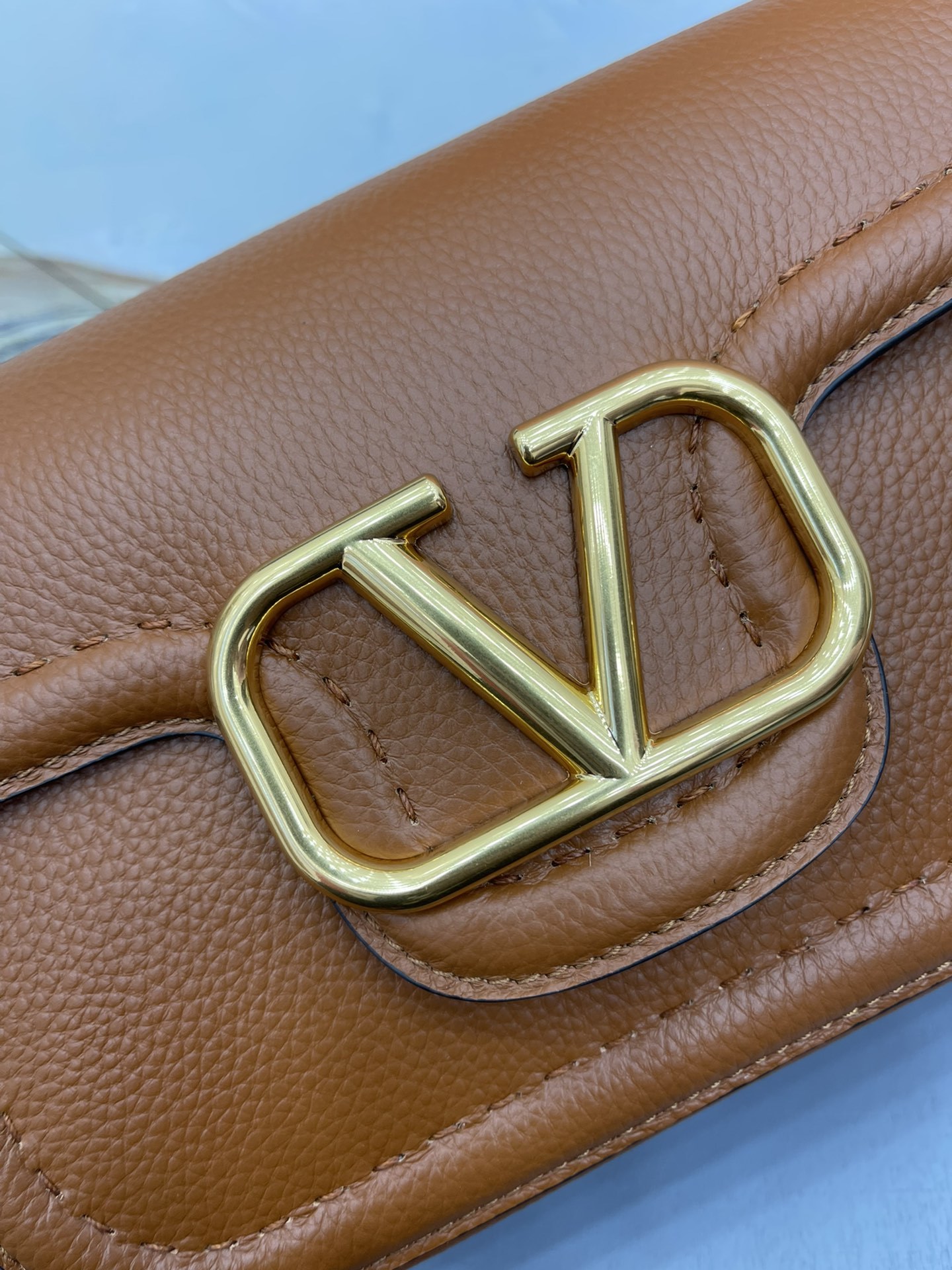 VALENTINOGARAVANIALLTIME柔软粒面小牛皮手袋饰有金属VLOGOSIGNATURE细