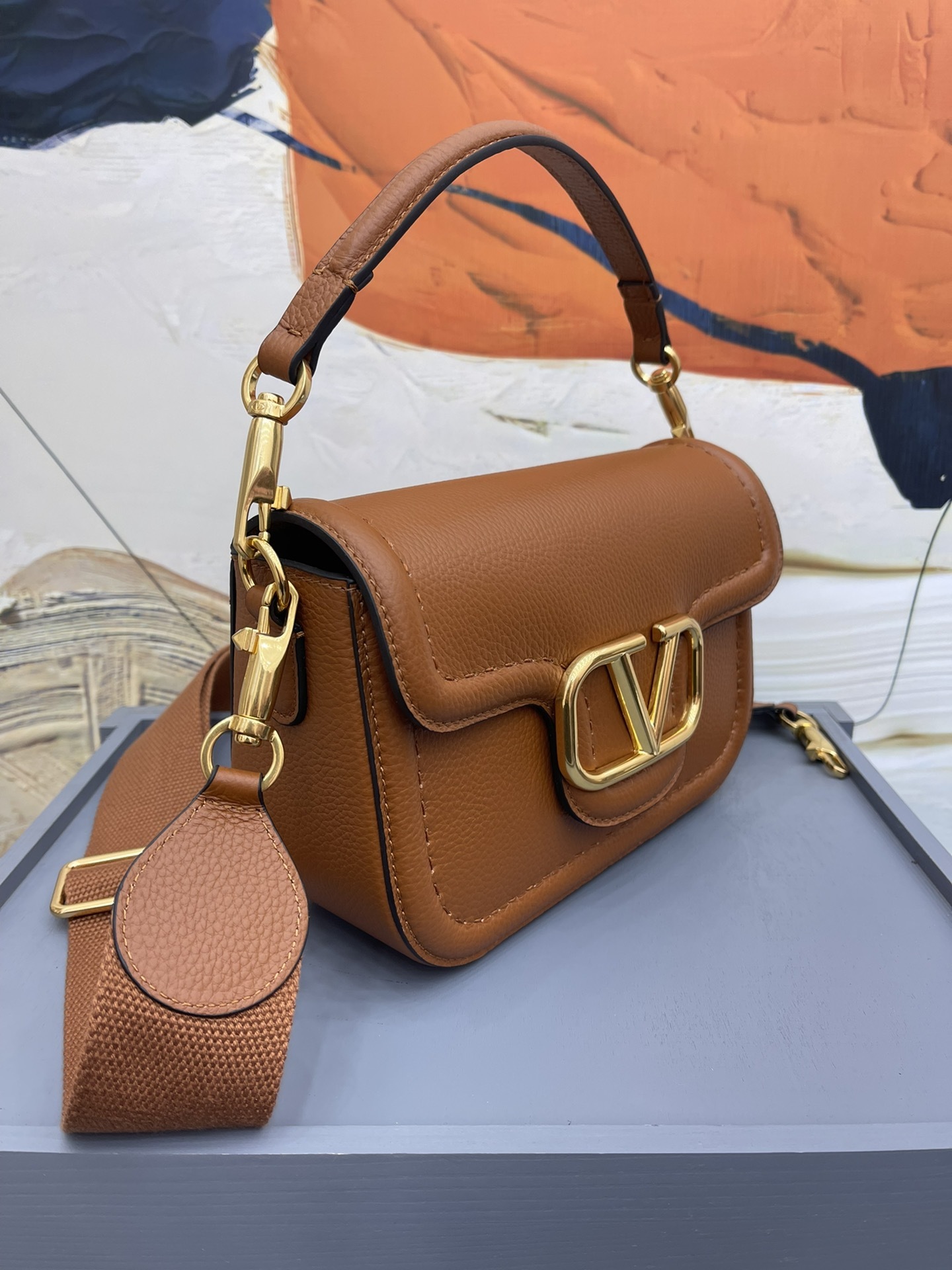 VALENTINOGARAVANIALLTIME柔软粒面小牛皮手袋饰有金属VLOGOSIGNATURE细
