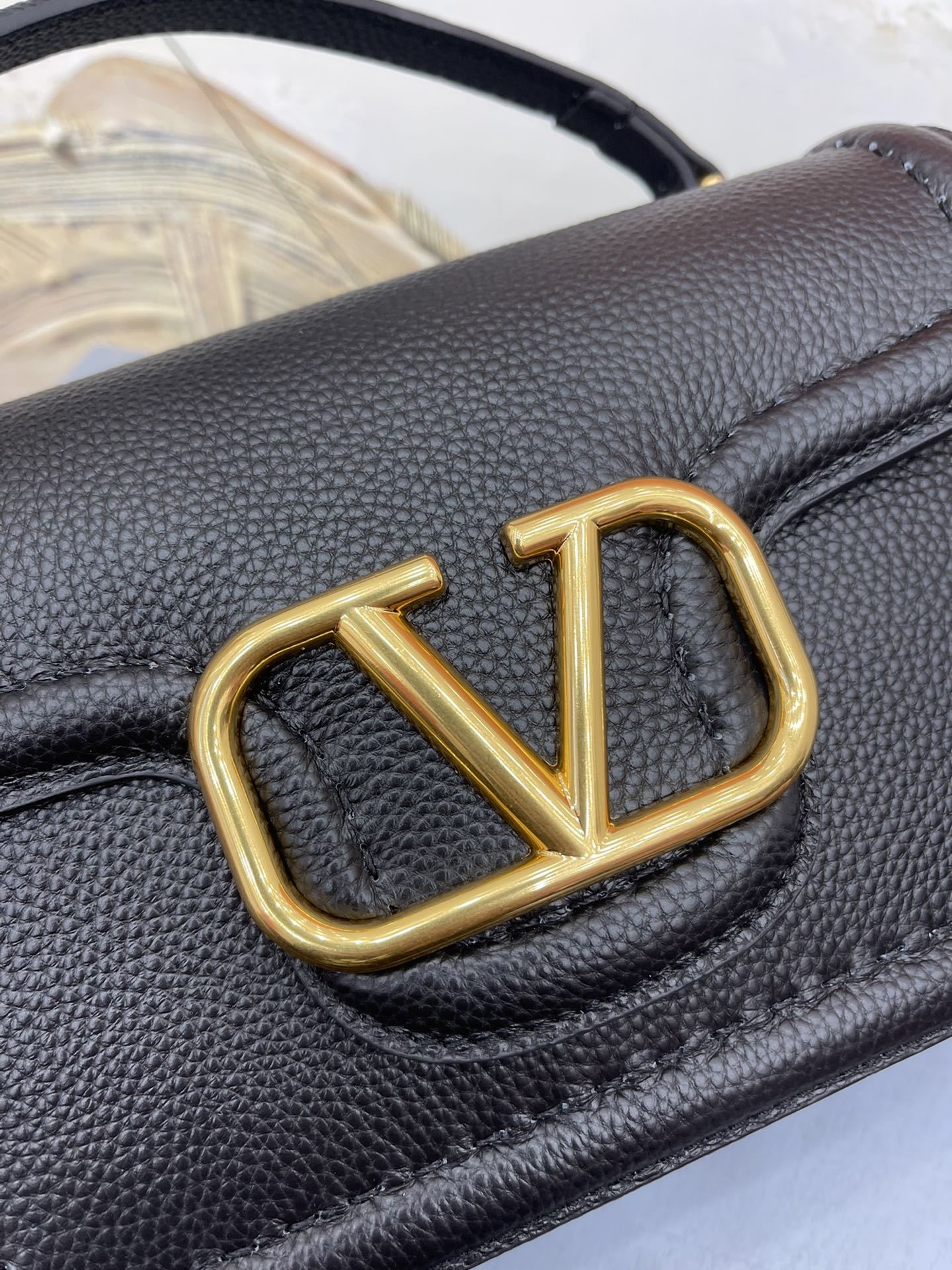 VALENTINOGARAVANIALLTIME柔软粒面小牛皮手袋饰有金属VLOGOSIGNATURE细