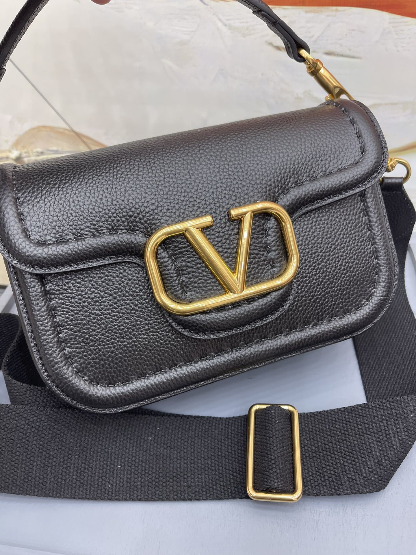 VALENTINOGARAVANIALLTIME柔软粒面小牛皮手袋饰有金属VLOGOSIGNATURE细