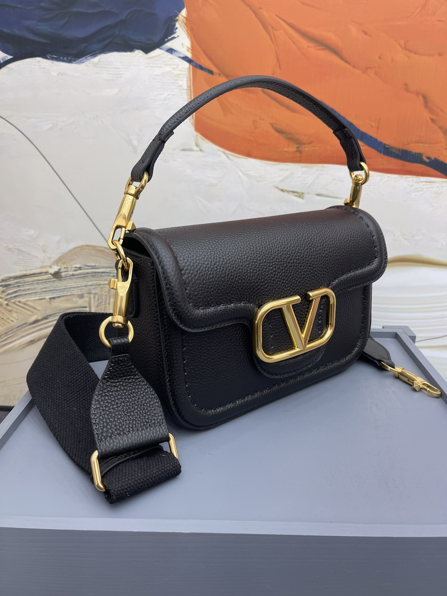VALENTINOGARAVANIALLTIME柔软粒面小牛皮手袋饰有金属VLOGOSIGNATURE细