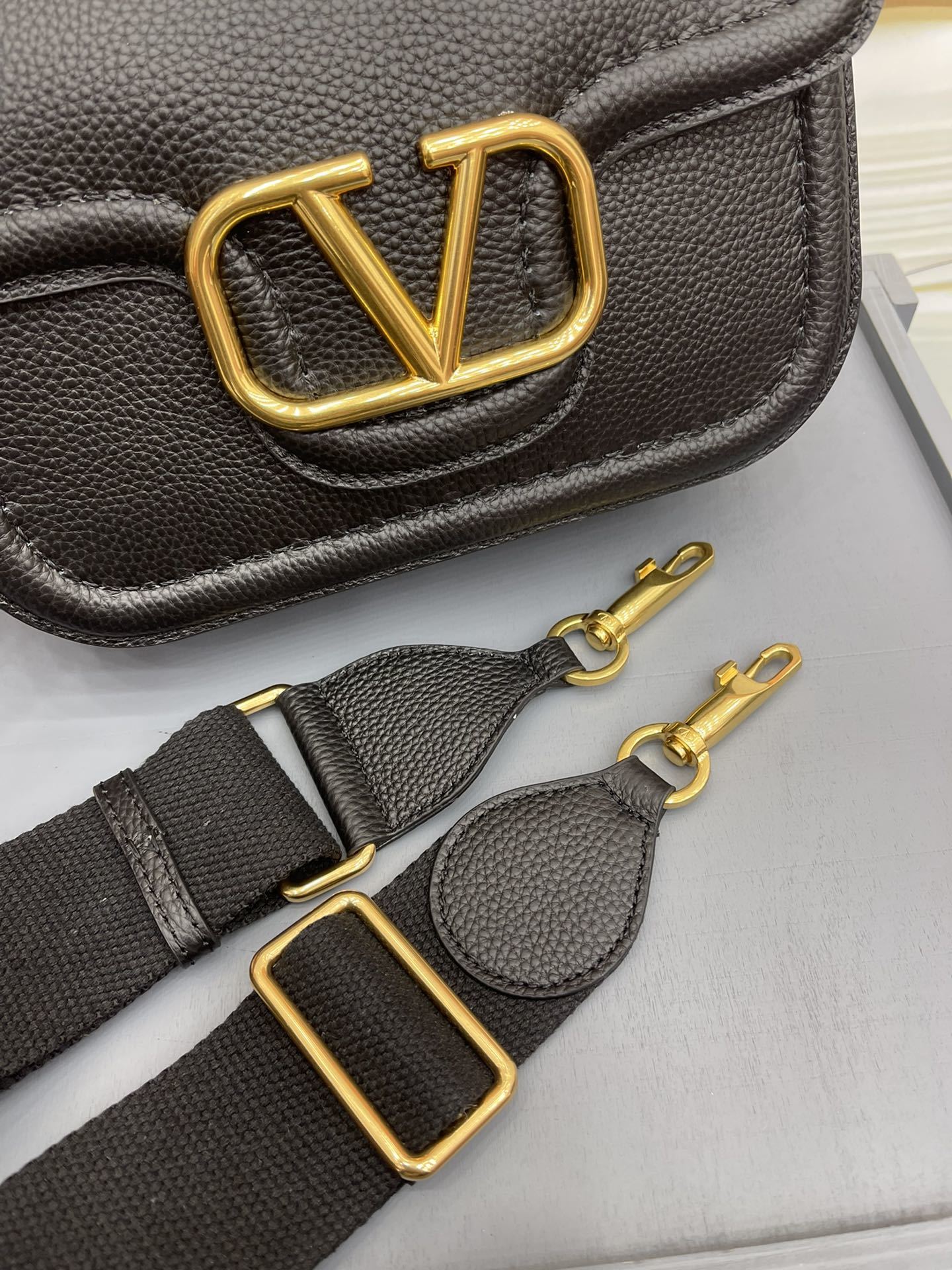 VALENTINOGARAVANIALLTIME柔软粒面小牛皮手袋饰有金属VLOGOSIGNATURE细