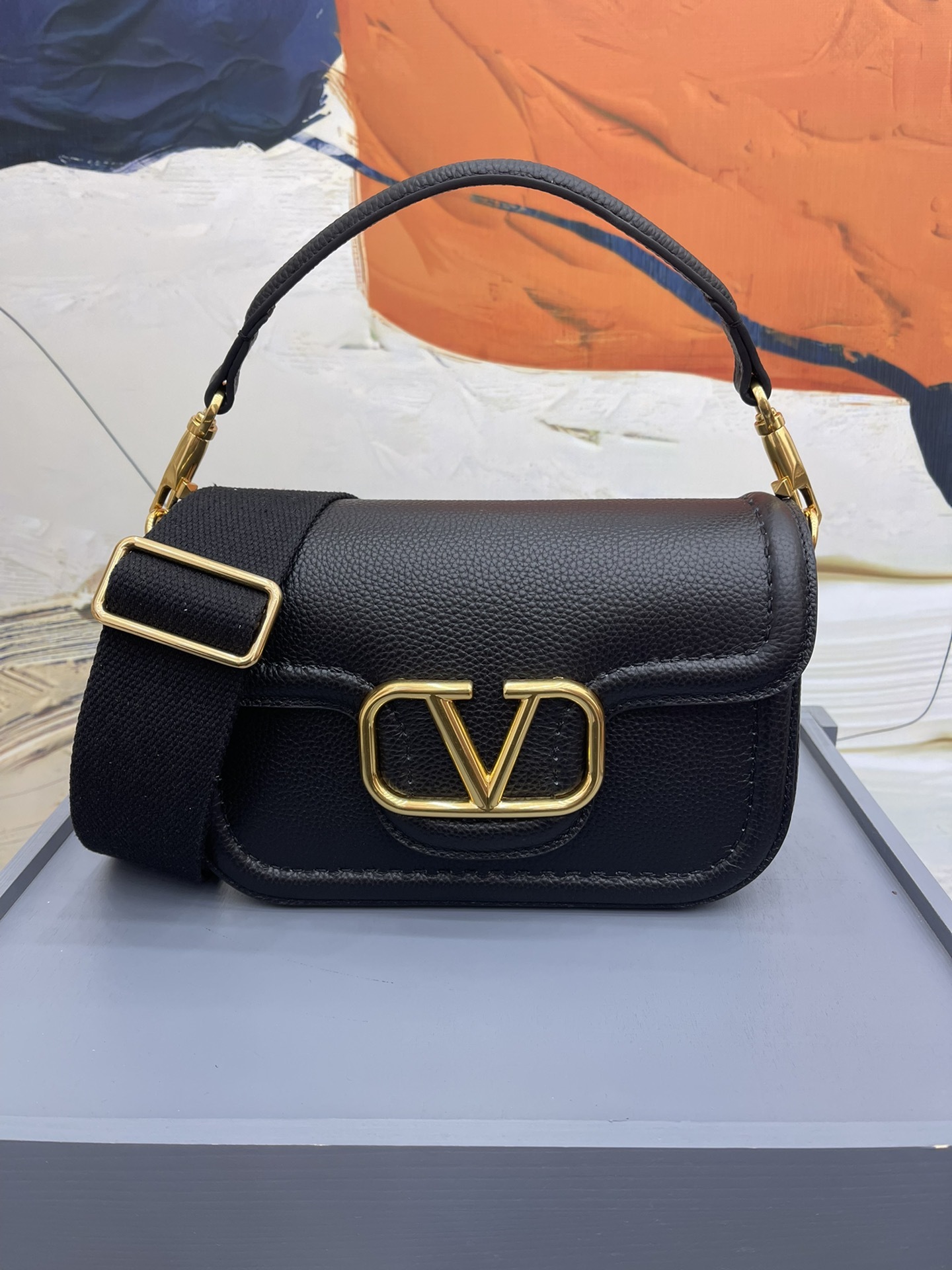 VALENTINOGARAVANIALLTIME柔软粒面小牛皮手袋饰有金属VLOGOSIGNATURE细