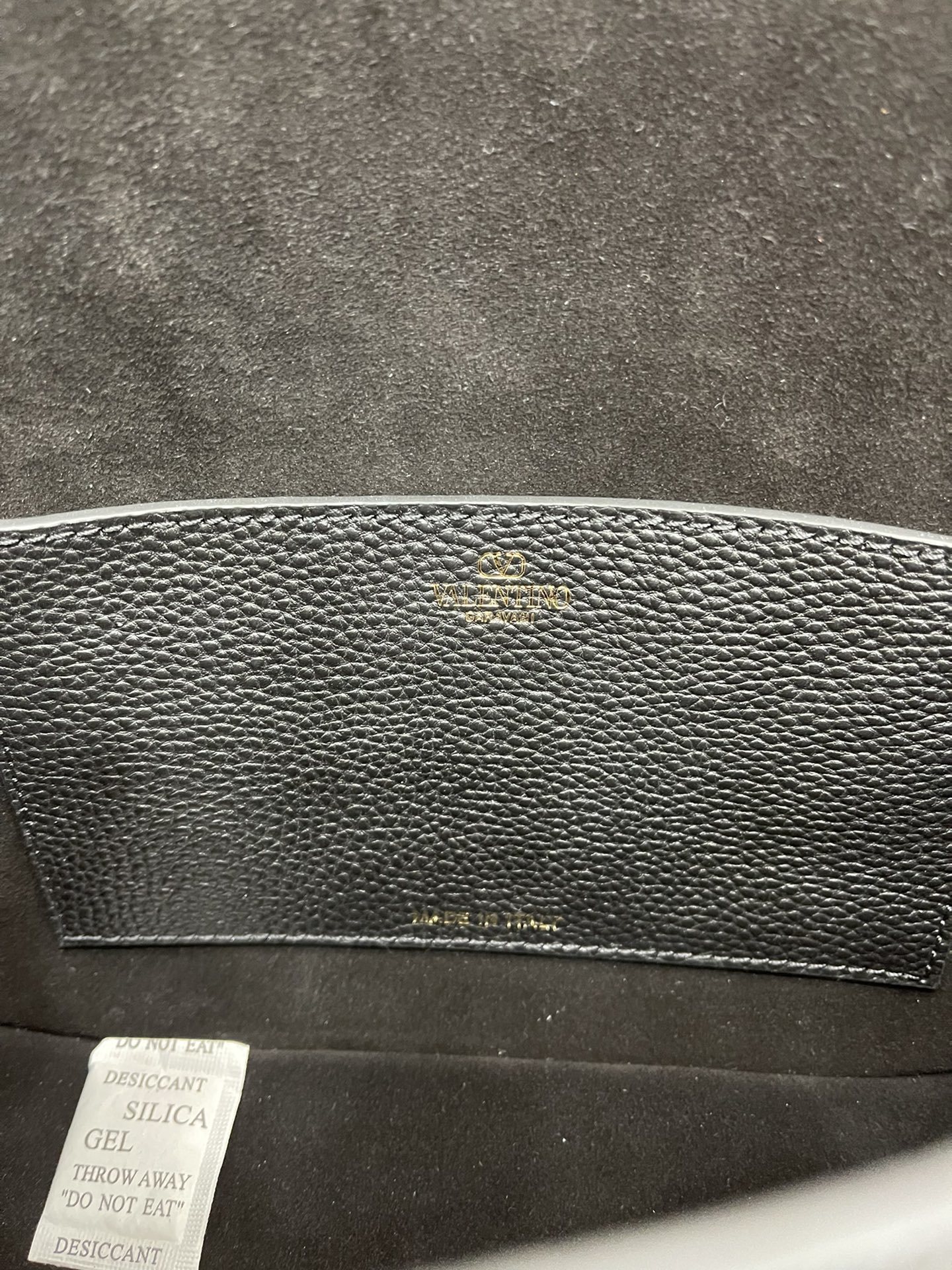 VALENTINOGARAVANIALLTIME柔软粒面小牛皮手袋饰有金属VLOGOSIGNATURE细