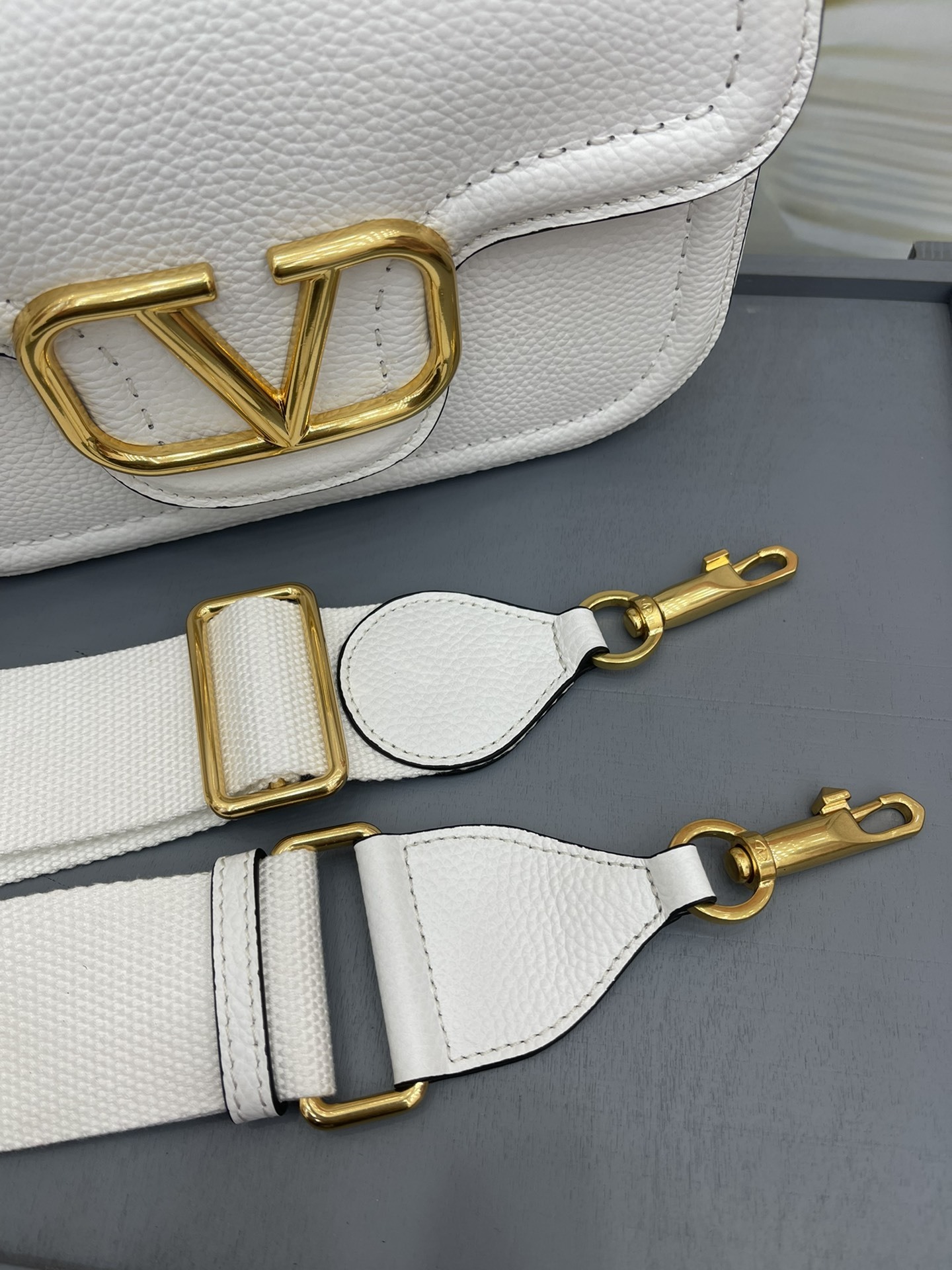 VALENTINOGARAVANIALLTIME柔软粒面小牛皮手袋饰有金属VLOGOSIGNATURE细