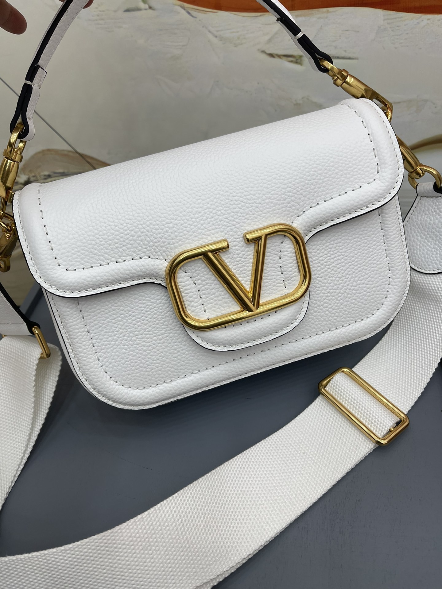 VALENTINOGARAVANIALLTIME柔软粒面小牛皮手袋饰有金属VLOGOSIGNATURE细