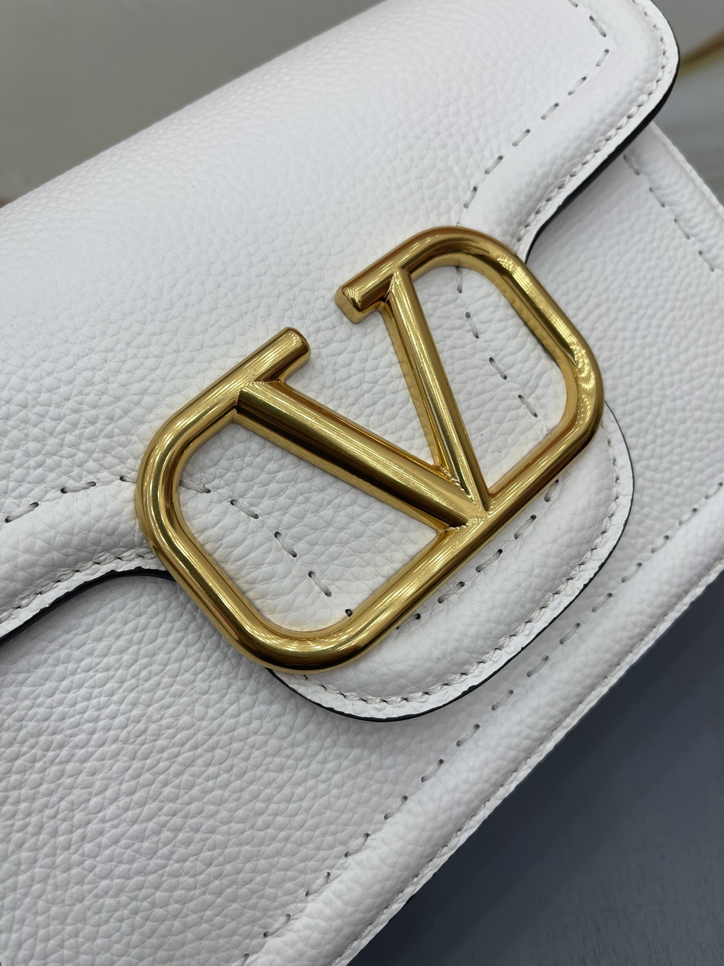 VALENTINOGARAVANIALLTIME柔软粒面小牛皮手袋饰有金属VLOGOSIGNATURE细