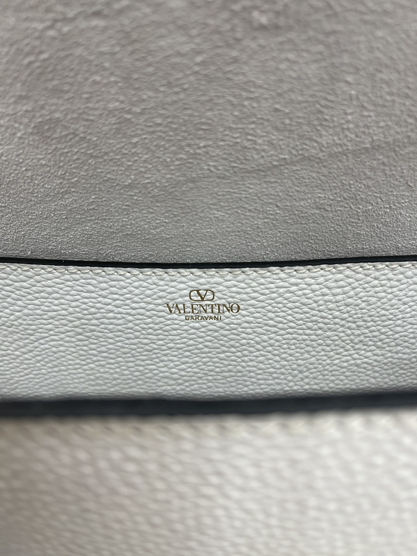 VALENTINOGARAVANIALLTIME柔软粒面小牛皮手袋饰有金属VLOGOSIGNATURE细