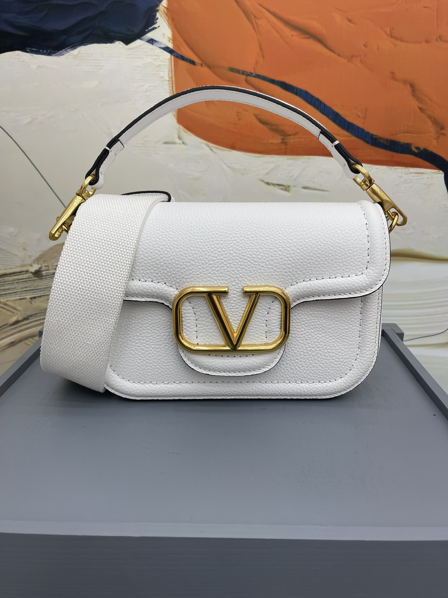 VALENTINOGARAVANIALLTIME柔软粒面小牛皮手袋饰有金属VLOGOSIGNATURE细