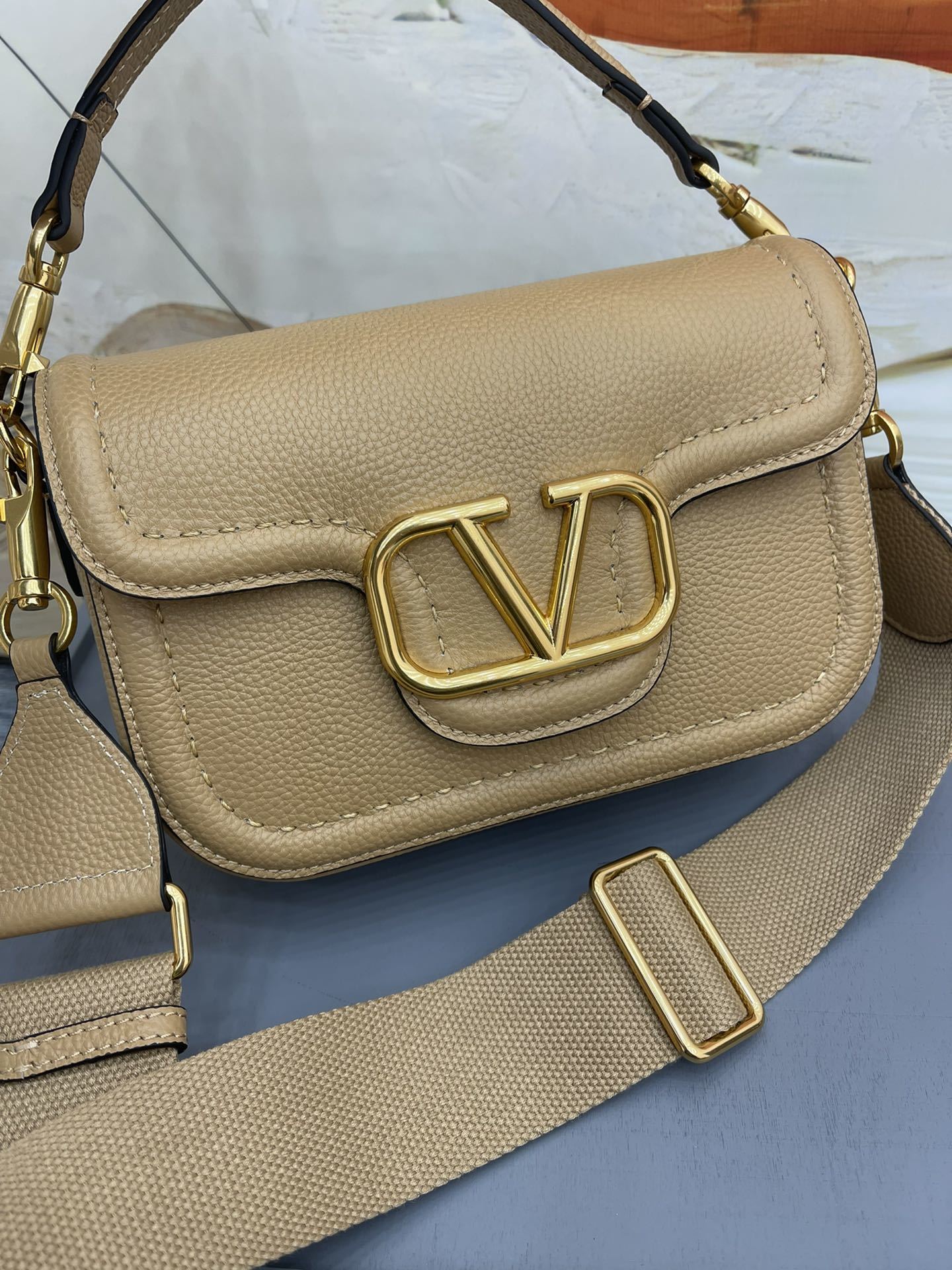 VALENTINOGARAVANIALLTIME柔软粒面小牛皮手袋饰有金属VLOGOSIGNATURE细
