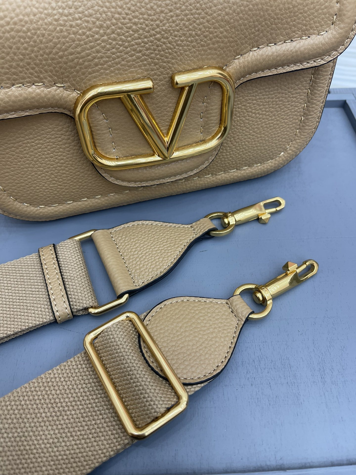 VALENTINOGARAVANIALLTIME柔软粒面小牛皮手袋饰有金属VLOGOSIGNATURE细