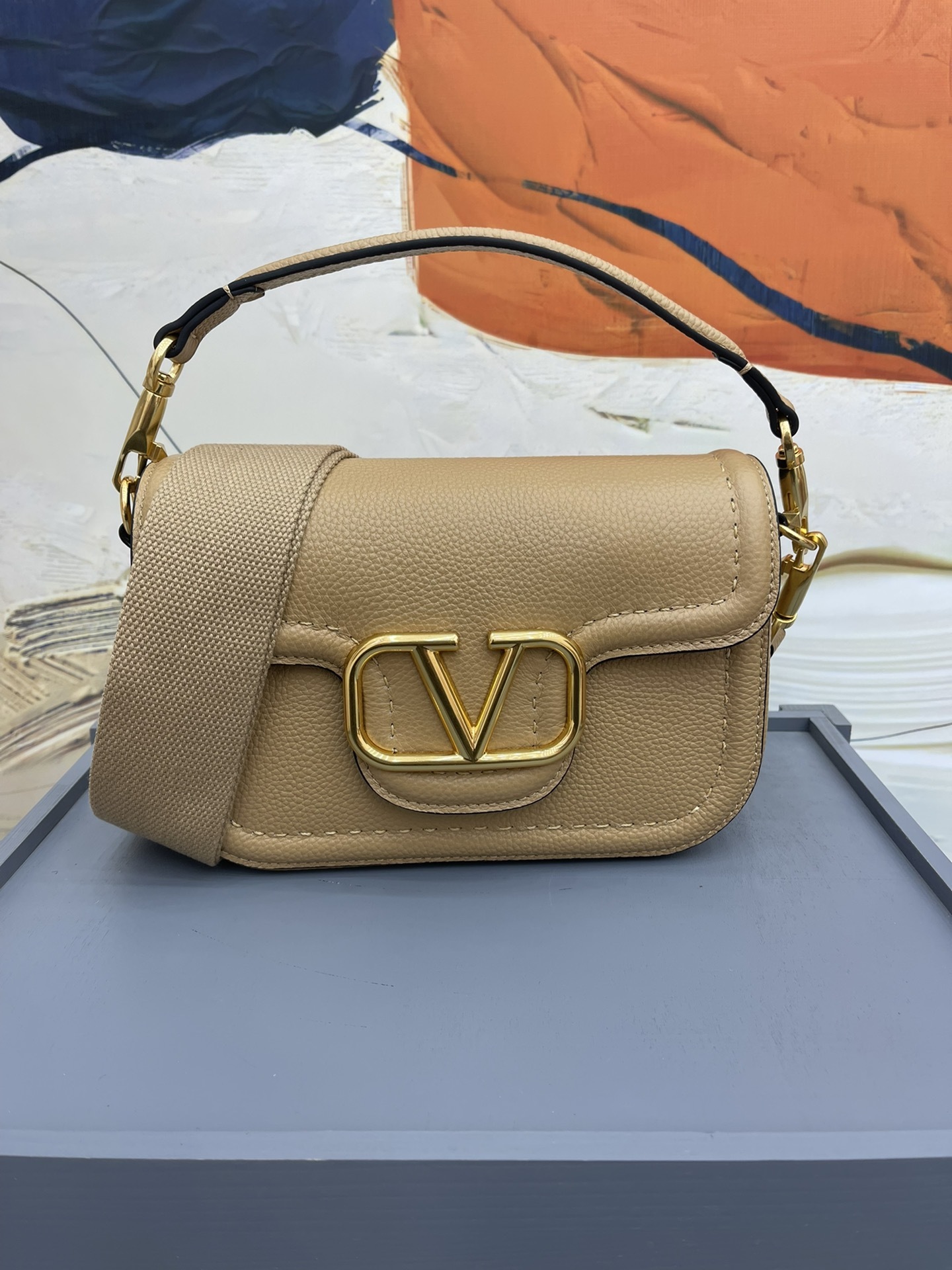 VALENTINOGARAVANIALLTIME柔软粒面小牛皮手袋饰有金属VLOGOSIGNATURE细