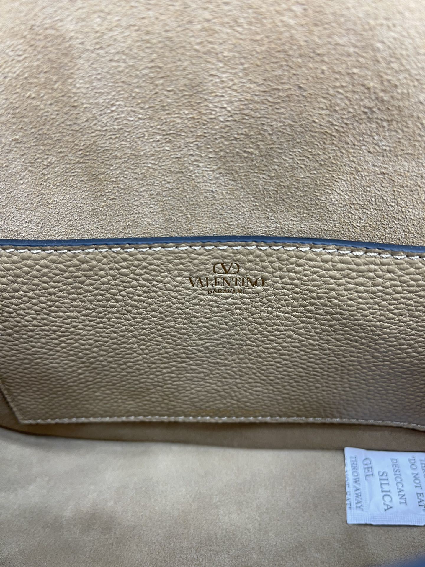 VALENTINOGARAVANIALLTIME柔软粒面小牛皮手袋饰有金属VLOGOSIGNATURE细