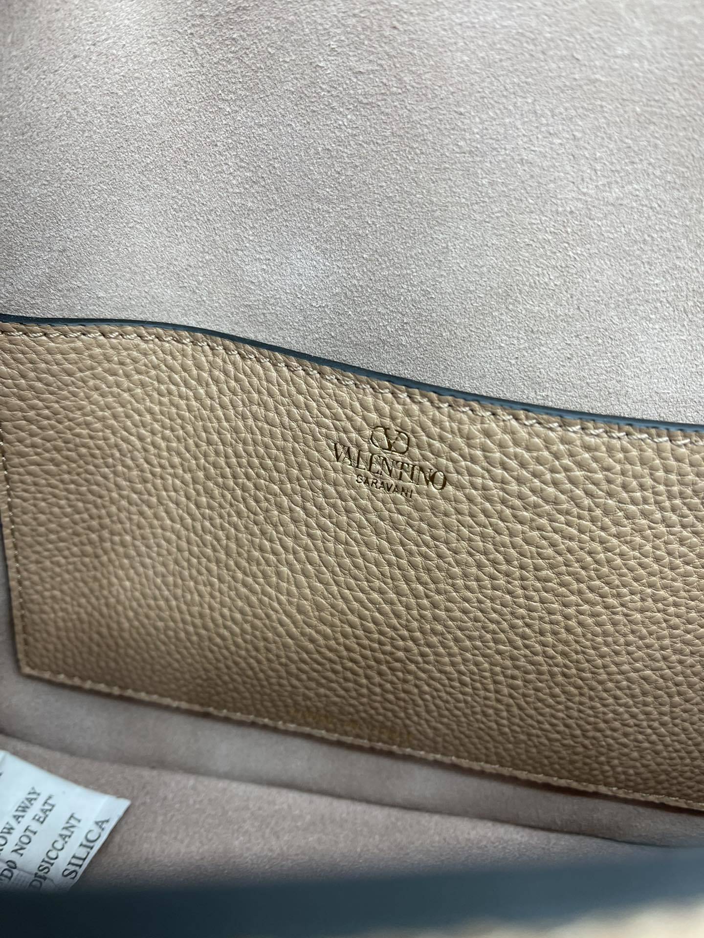 VALENTINOGARAVANIALLTIME柔软粒面小牛皮手袋饰有金属VLOGOSIGNATURE细