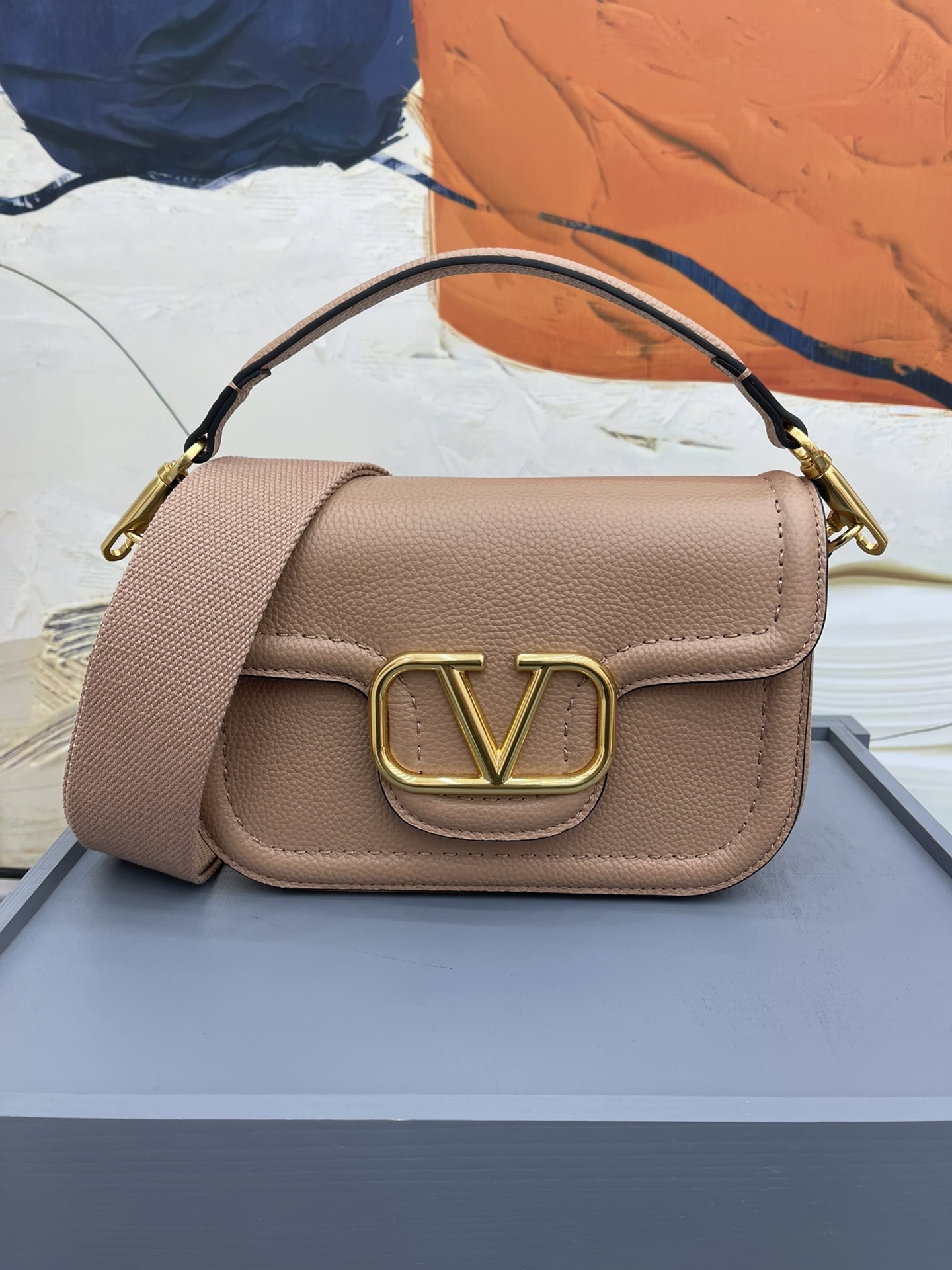 VALENTINOGARAVANIALLTIME柔软粒面小牛皮手袋饰有金属VLOGOSIGNATURE细