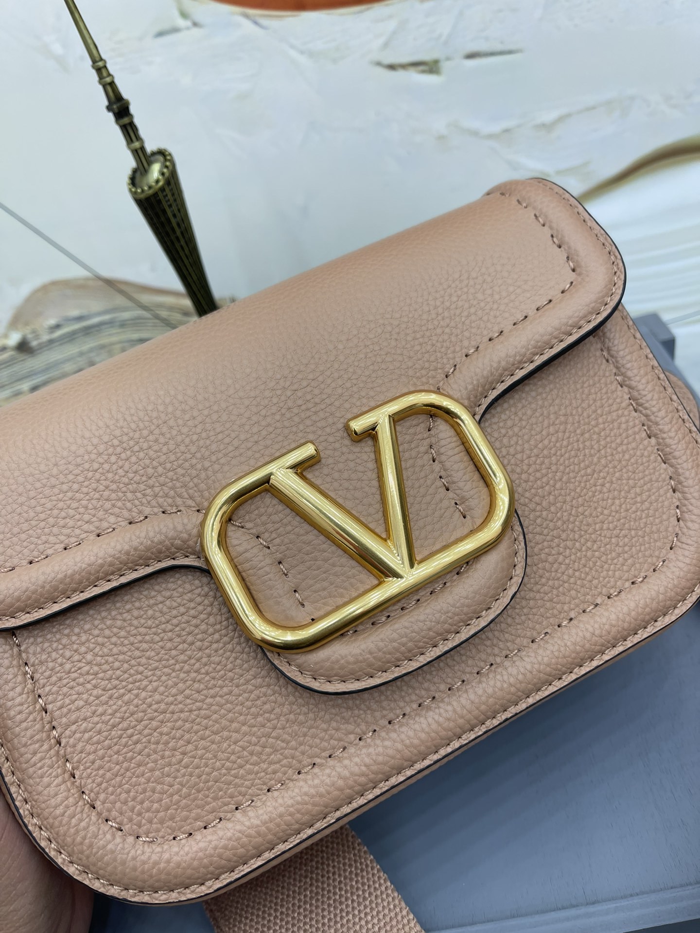 VALENTINOGARAVANIALLTIME柔软粒面小牛皮手袋饰有金属VLOGOSIGNATURE细
