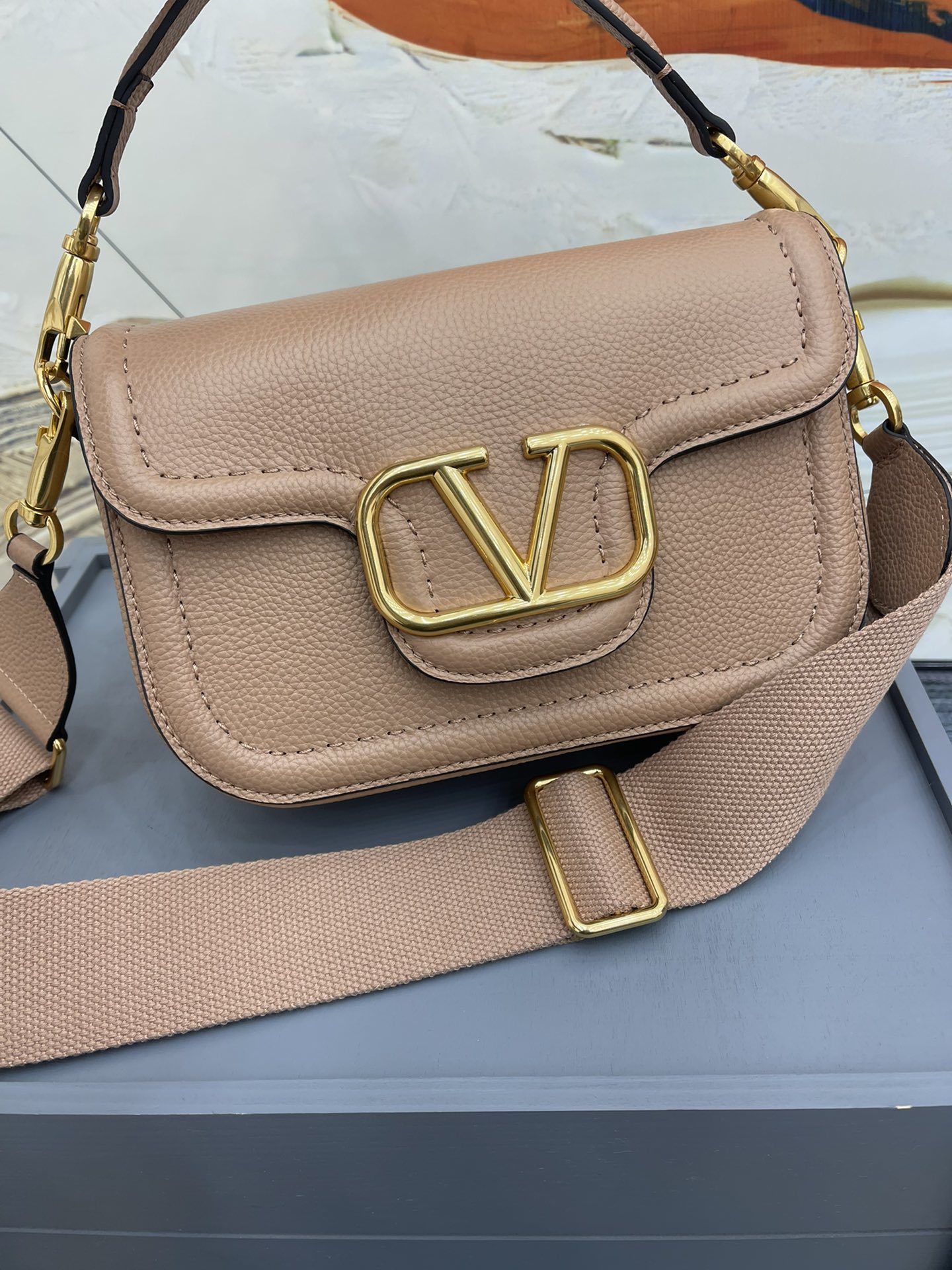 VALENTINOGARAVANIALLTIME柔软粒面小牛皮手袋饰有金属VLOGOSIGNATURE细