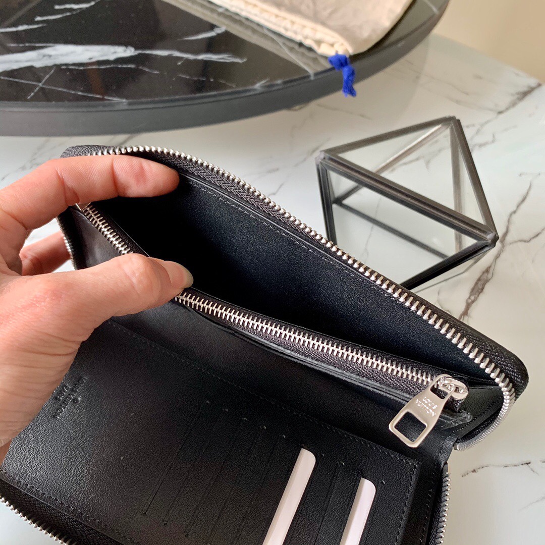 Valentino Classic Handcrafted Luxury Leather Shoulder Bag Ref 9