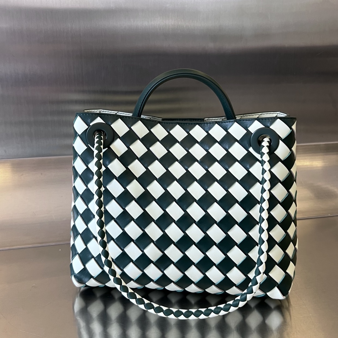 Bottega Veneta Bv Year of the Dragon limited color Andiamo seriesOfficial 779152 two-color plaid weaving is full of fun, with a golden rope buckl