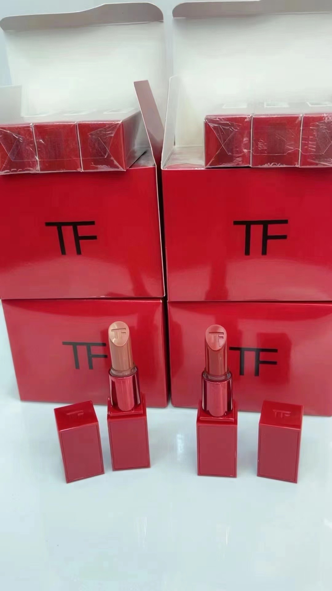 35。TF激情幻魅红管口红3g 🔜 一比一质量❗️2⃣色：16#，100#。 新品 TF激情幻魅红管口红 色号16-100两色 包蜡纸 配原打盒 配中文三标 大量出