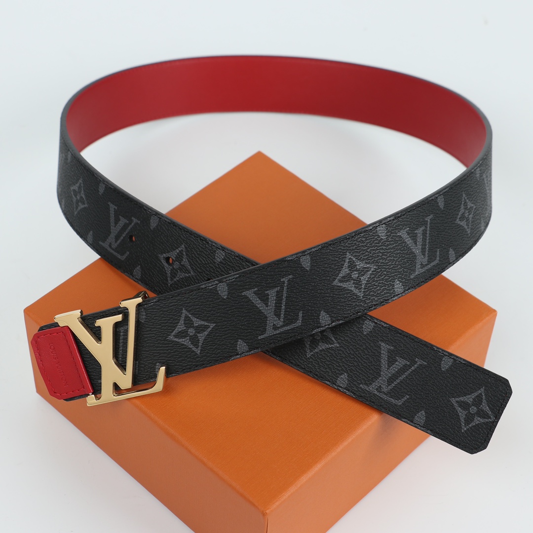 NO:140364,Original list This LV Initiales double-sided belt is made of a fusion of silky calfskin and Damier Salt pattern. The LV letter buckle is interpreted in a contemporary perspective. The belt, louis vuitton, cowhide19860909原单 本款 LV Initiales 双面腰带以丝滑小牛皮和 Damier Salt 图案的融合烘托抛光 LV 字母搭扣,演绎当代视角下的经典流传,皮带,louis vuitton,cowhide,Belt