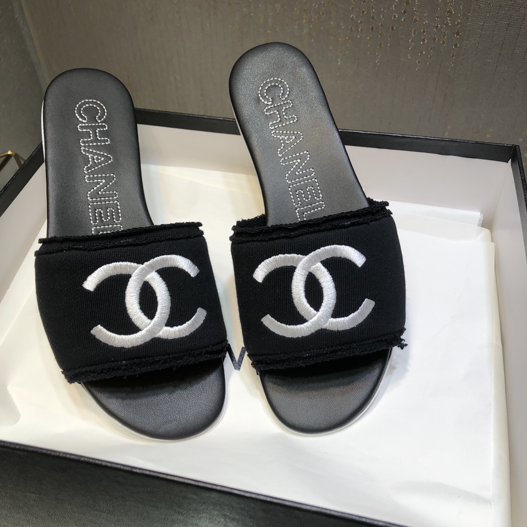 NO:164602,Out ~ CHANE* Xiaoxiang 24c spring and summer new product!  Double C logo one-piece slippers in summer are more salty and sweeter than macaron sandals~ the dressing rate is too high. The original custom fabric of the upper, inner/foot-cushion sheepskin, outsole, Italian leather sole, heel height 1.5cm, size 35-39 [40.41 customization], slippers, chanel, slippers, sheepskin19860909出～CHANE*小香24c春夏新品！双C大logo一字拖鞋夏天比入马卡龙凉拖可盐可甜～穿搭率实在太高了 鞋面原版定制面料 内里/垫脚羊皮 大底意大利真皮底 跟高1.5cm 码数35-39〔40.41定制〕,拖鞋,chanel,slippers,sheepskin,Women's Shoes