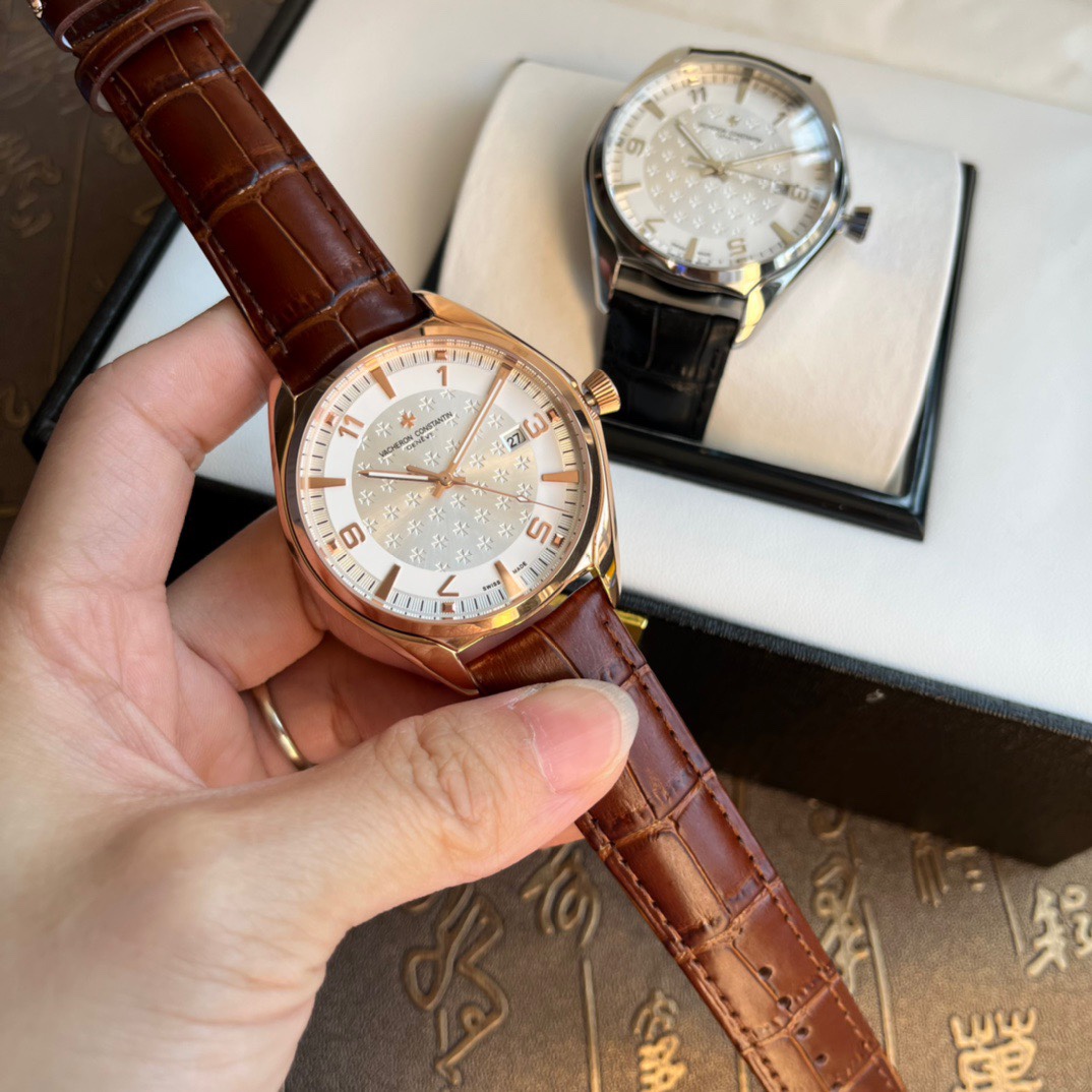 💰360金+20 新款江诗丹顿伍陆之型系列。低调,奢华,儒雅和古典的结合,商务百搭,独具魅力!表径:41毫米*10毫米搭配日本进口8215机芯,(机芯零反修)蓝宝石镜面,搭配进口2813机芯,超强耐磨镜面,316精钢表盘形状:圆形表盘材质:白色中央区域,旭日纹外圈装饰;阿拉伯数字;金时标带有夜光涂层表镜材质:蓝宝石水晶玻璃表带材质:XLM出品316精钢表带也可搭配进口小牛皮,表扣类型:原装折叠扣表扣材质:精钢;经抛光处理的半马耳他十字形设计背透:背透,表底盖防水深度:30米功能:日期显示!