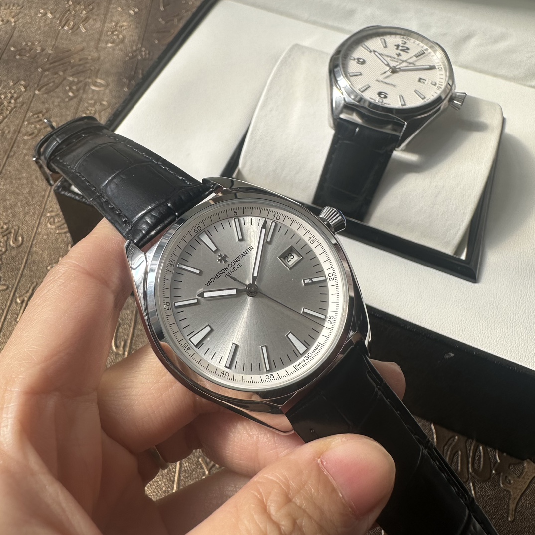 NO:150690,Gold new Vacheron Constantin / Wu Lu series is low-key, luxurious, elegant and classical, with a 41m/10m watch diameter. It is matched with Japanese imported movement, (zero reverse renovation) sapphire mirror, imported 2813 movement, super wear-resistant mirror, 316 stainless steel dial shape, round dial material with white central area, sunburst outer ring decoration; Arabic numerals; gold hour marker with luminous coating mirror material sapphire crystal glass strap material, 316 stainless steel strap can also be matched with imported calfskin, buckle type original folding buckle buckle material stainless steel; polished half-Malta cross-shaped design with back transparent back, watch bottom cover waterproof depth 30 meters function date display!  ,vacheron,cowhide19860909金 新 款 江诗丹顿 / 伍陆之型系列低调,奢华,儒雅和古典的结合,表径41m /10m 搭配日本进口机芯,（机芯零反修）蓝宝石镜面,搭配进口2813机芯,超强耐磨镜面,316精钢表盘形状圆形表盘材质白色中央区域,旭日纹外圈装饰；阿拉伯数字；金时标带有夜光涂层表镜材质蓝宝石水晶玻璃表带材质,316精钢表带也可搭配进口小牛皮,表扣类型原装折叠扣表扣材质精钢；经抛光处理的半马耳他十字形设计背透背透,表底盖防水深度30米功能日期显示！,,vacheron,cowhide,Watch
