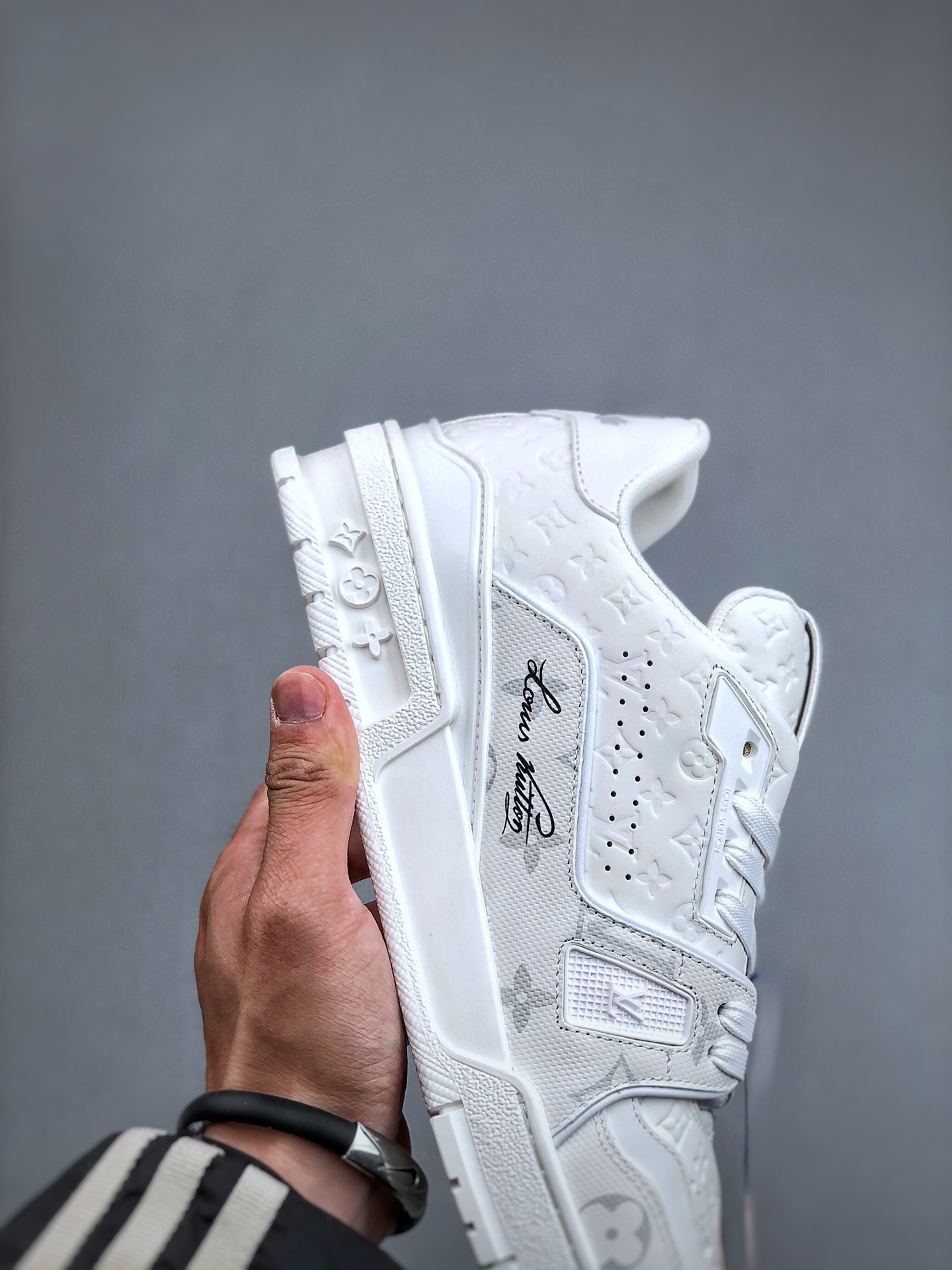 650 Virgil Abloh亲自操刀设计全新LV路易威登Louis Vuitton Trainer Sneaker Low休闲运动文化百搭篮球板鞋 3D全白