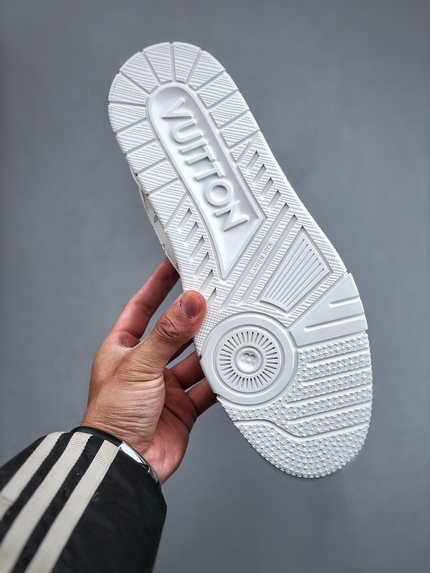 650 Virgil Abloh亲自操刀设计全新LV路易威登Louis Vuitton Trainer Sneaker Low休闲运动文化百搭篮球板鞋 3D全白