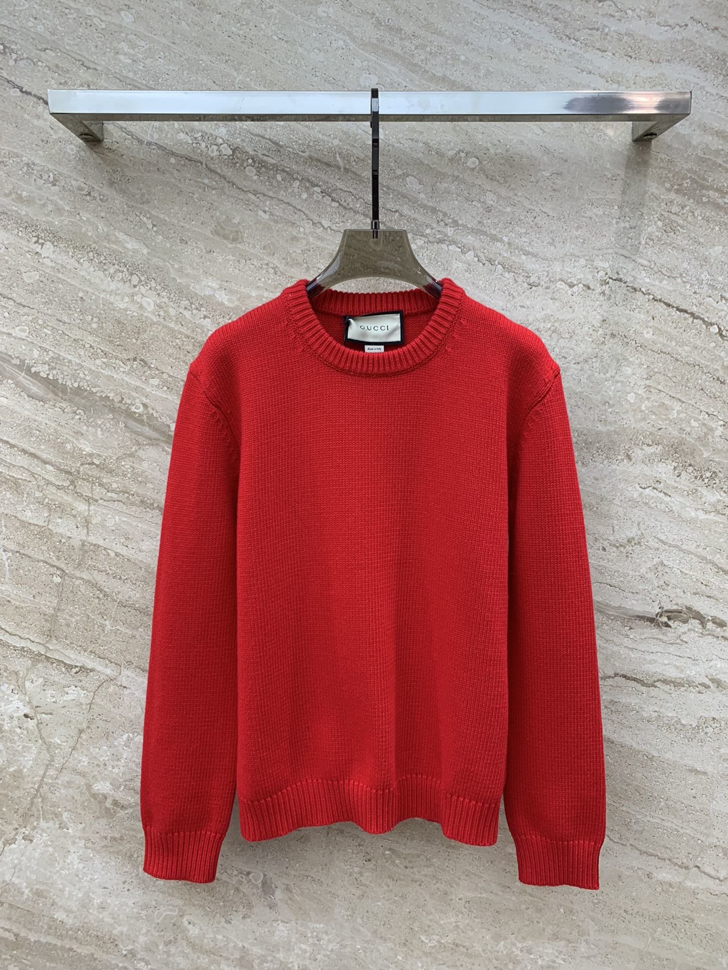 Gucc*2023秋冬新款红色针织毛衣️这款优雅十足的羊毛上衣以红色羊毛匠心打造背面缀饰亮眼的白色LOG