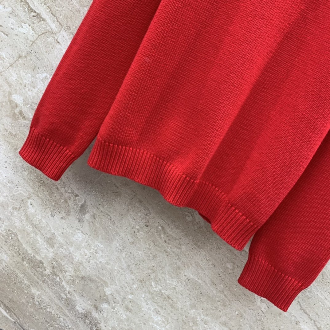 Gucc*2023秋冬新款红色针织毛衣️这款优雅十足的羊毛上衣以红色羊毛匠心打造背面缀饰亮眼的白色LOG