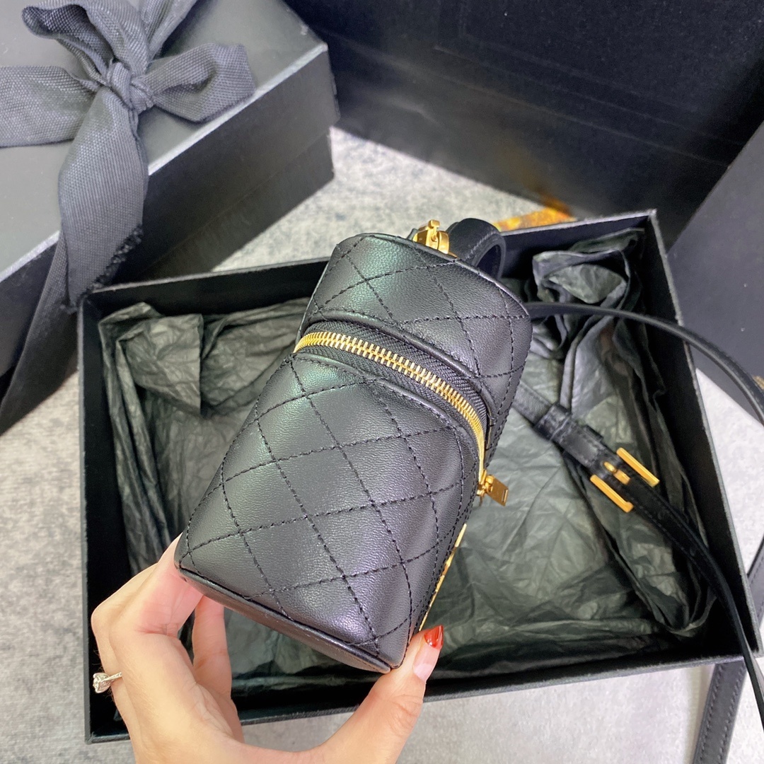 正品原厂皮最新爆款羊皮革肩带手拿包化妆包到货!环绕式拉链手拿包饰以和菱形绗缝包缝羊皮内衬古铜色配件拉链开