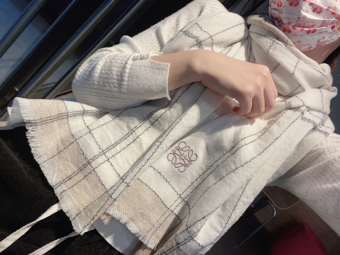 NO:168825,Heavy recommendation fried chicken with high-end feel, Australian fine wool shawl, ingredients support detection, soft and delicate fried chicken with invincible feel, in short, both fabric and craftsmanship are the kind of high-end feeling that is elegant and textured, layer by layer to create a striking but not ostentatious gorgeous socialite style, you should know that this type of goods is only produced in a small quantity, this batch of orders is super strict, and the quantity is very small. The hand is fast, hand slow, size60*194cm Australian wool, high-version scarf, shawls19860909重磅推荐炒鸡高级感,澳洲细羊毛轻缩绒披肩,成份支持检测手感柔软细腻炒鸡无敌,总之无论是面料还是工艺都是那种一看就很高级的感觉优雅有质感,层层叠叠出醒目而不张扬的华丽名媛风要知道这类货也只有少量生产,这批订单也是监控超级严格流出来的数量极少手快有手慢无size60*194cm澳洲羊毛,高版本围巾,shawls,scarf