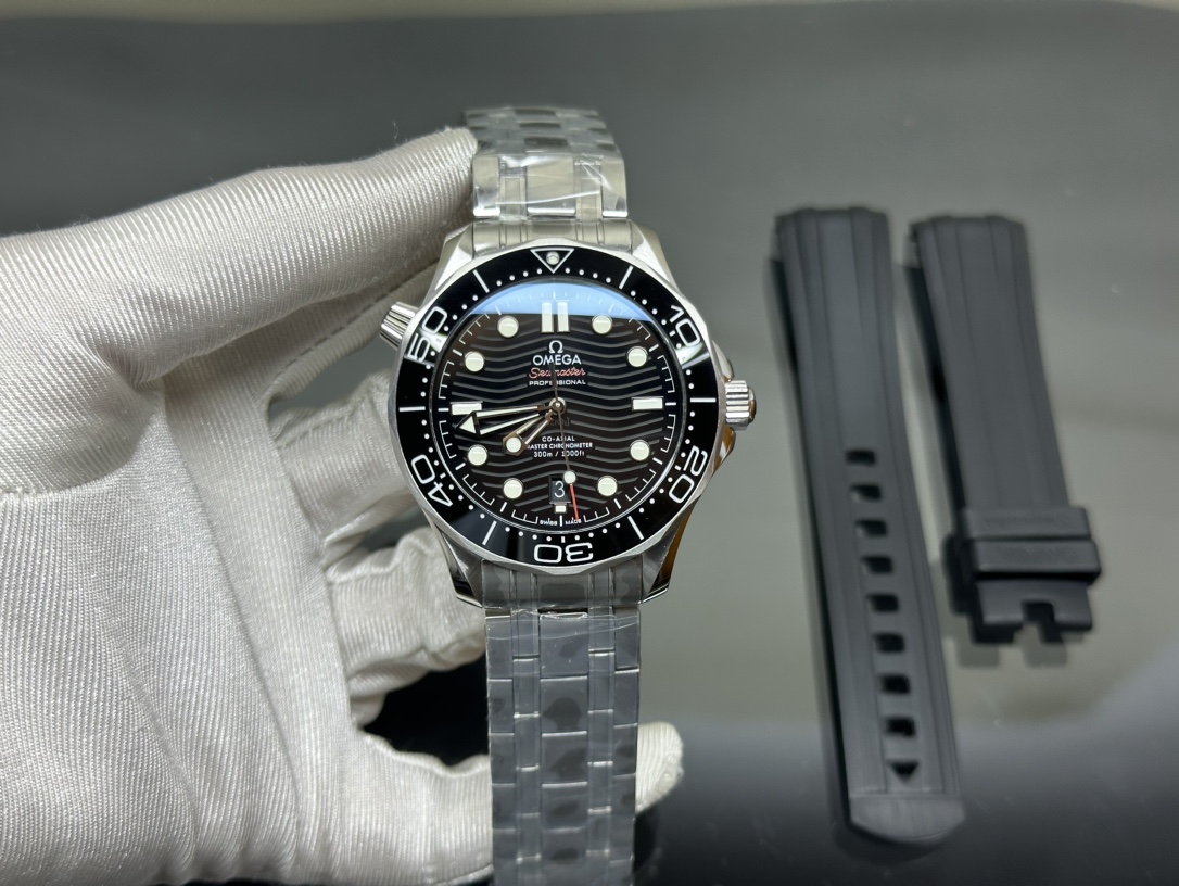 NO:143363,OMEGA Seamaster 42mm black disc 300m entry-level men's watch yyds, formal wear and casual black dial is even more difficult to find.19860909OMEGA 欧米伽海马42mm黑盘300m 入门级男表yyds,正装休闲都能很赞黑色表盘更是一表难求.,,Watch