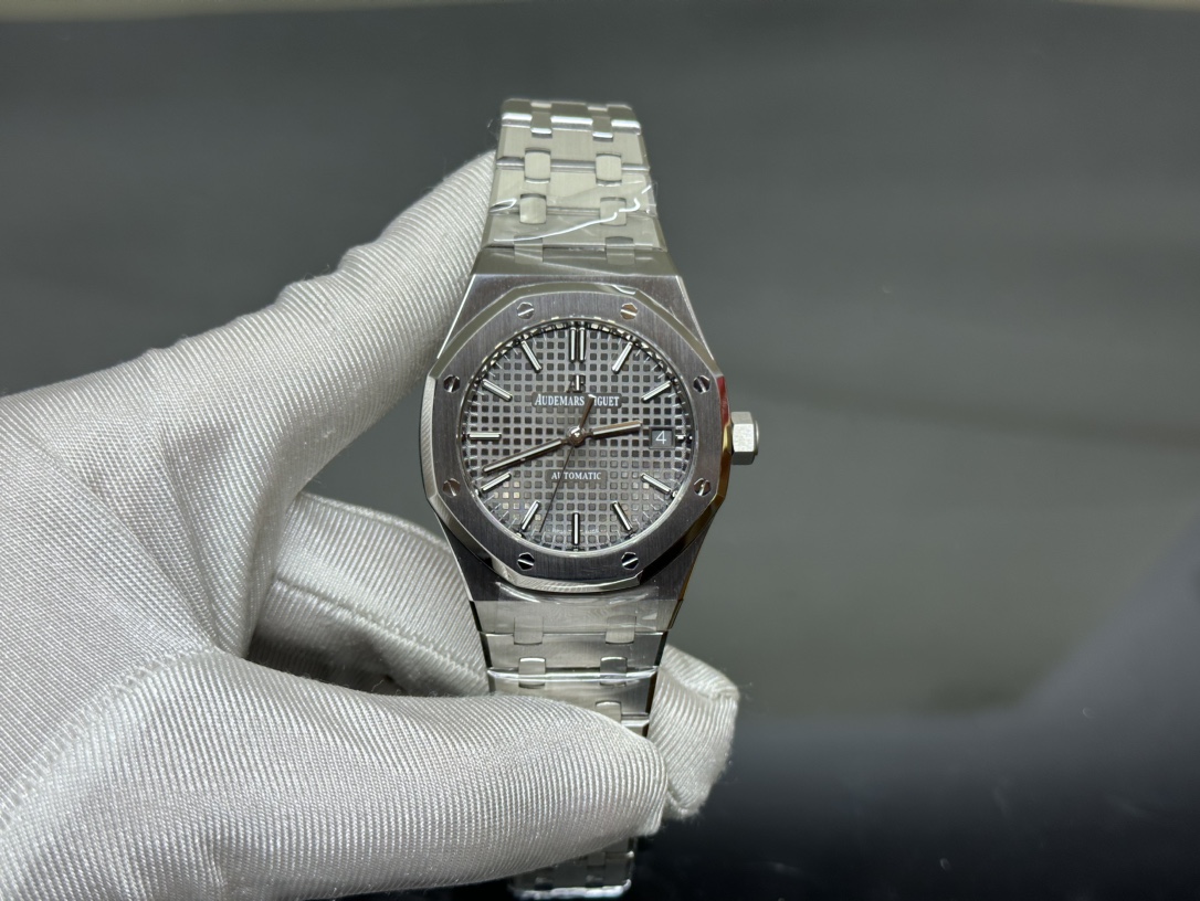 NO:143375,Audemars Royal Oak Series 15450ST.OO.1256ST.03 watch, stainless steel case bracelet, grey dial engraved with large plaid decoration, paired with fluorescent three-dimensional hour markers and Royal Oak hands, equipped with (integrated) automatic mechanical movement, 37mm diameter, audemars19860909爱彼皇家橡树系列15450ST.OO.1256ST.03腕表 ,精钢表壳表链,灰色表盘镌刻“Grande Tapisserie”大型格纹装饰,搭配白金材质荧光立体时标和皇家橡树指针,搭载（一体型）自动机械机芯,37mm直径,,audemars,Watch