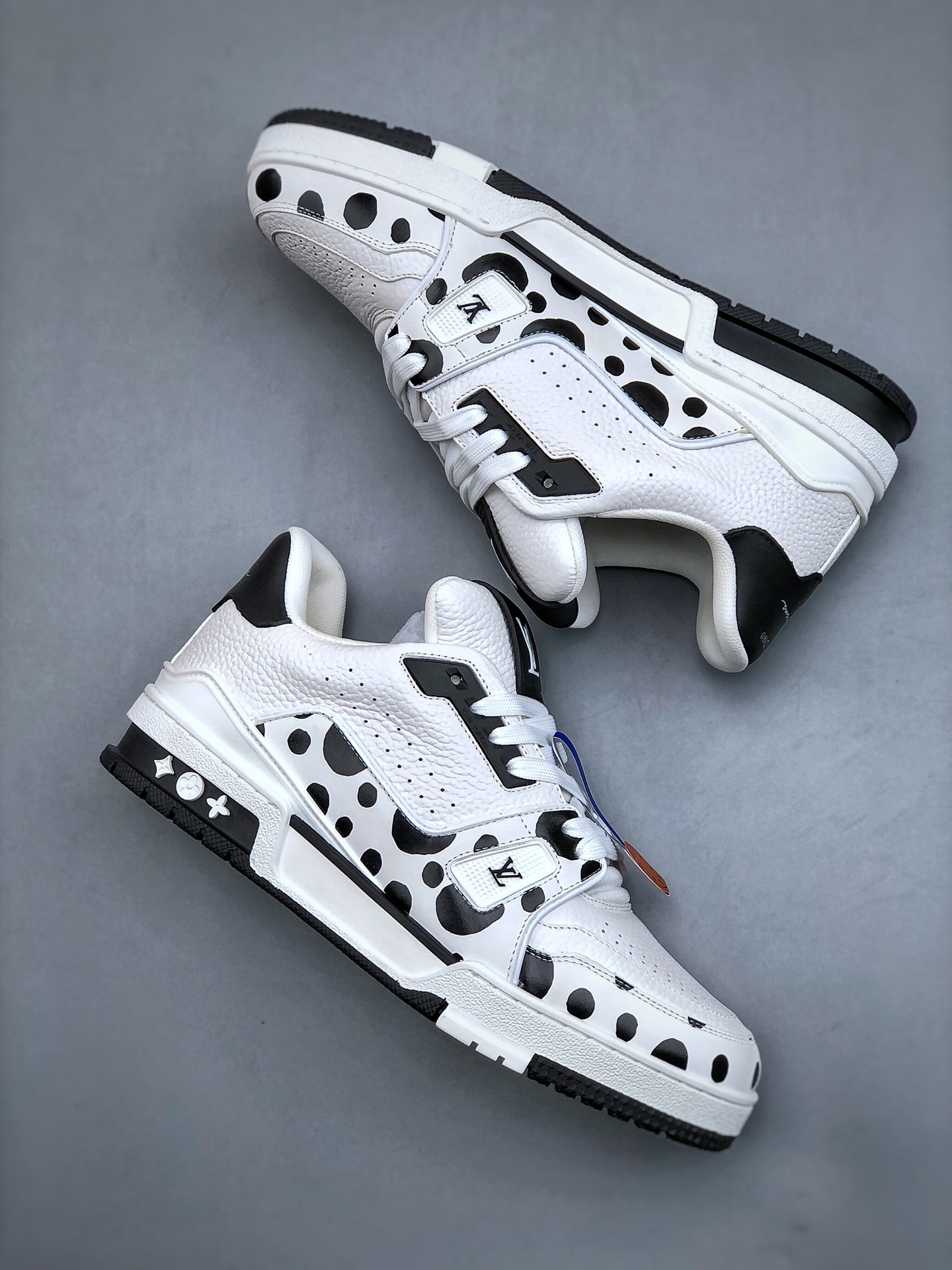 650 Louis Vuitton Trainer Sneaker Low休闲运动文化百搭篮球板鞋 3D白黑点