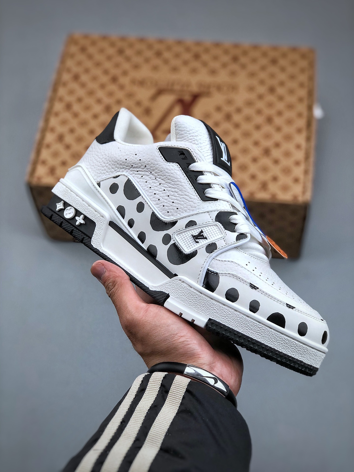 650 Louis Vuitton Trainer Sneaker Low休闲运动文化百搭篮球板鞋 3D白黑点