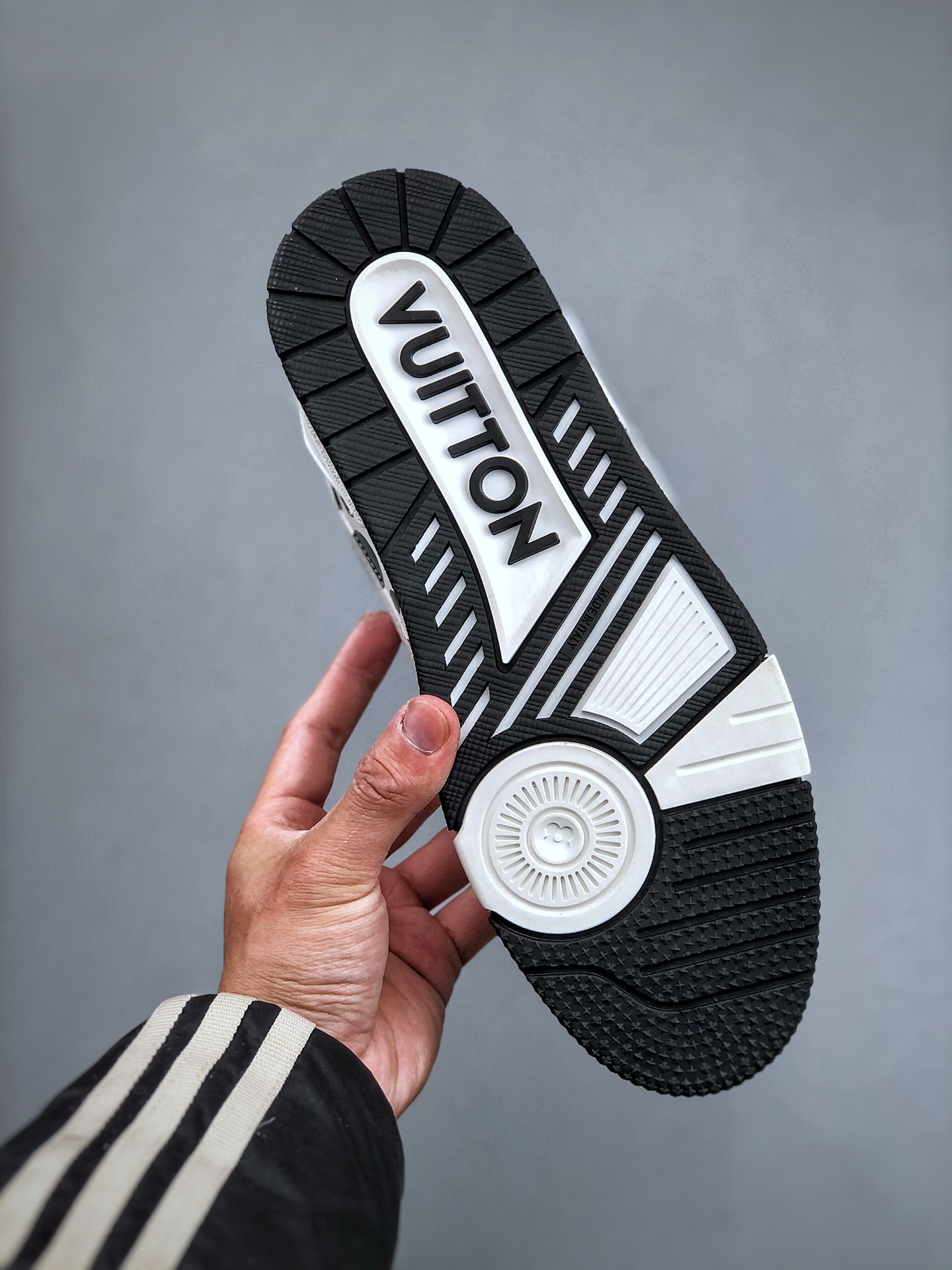 650 Louis Vuitton Trainer Sneaker Low休闲运动文化百搭篮球板鞋 3D白黑点