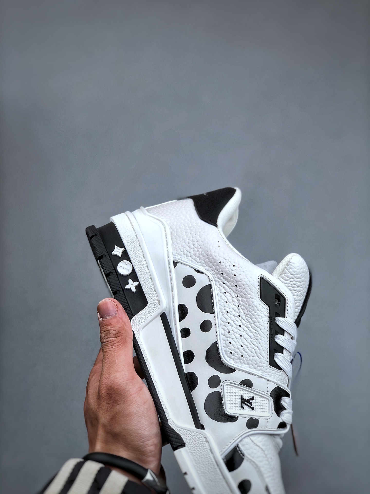 650 Louis Vuitton Trainer Sneaker Low休闲运动文化百搭篮球板鞋 3D白黑点