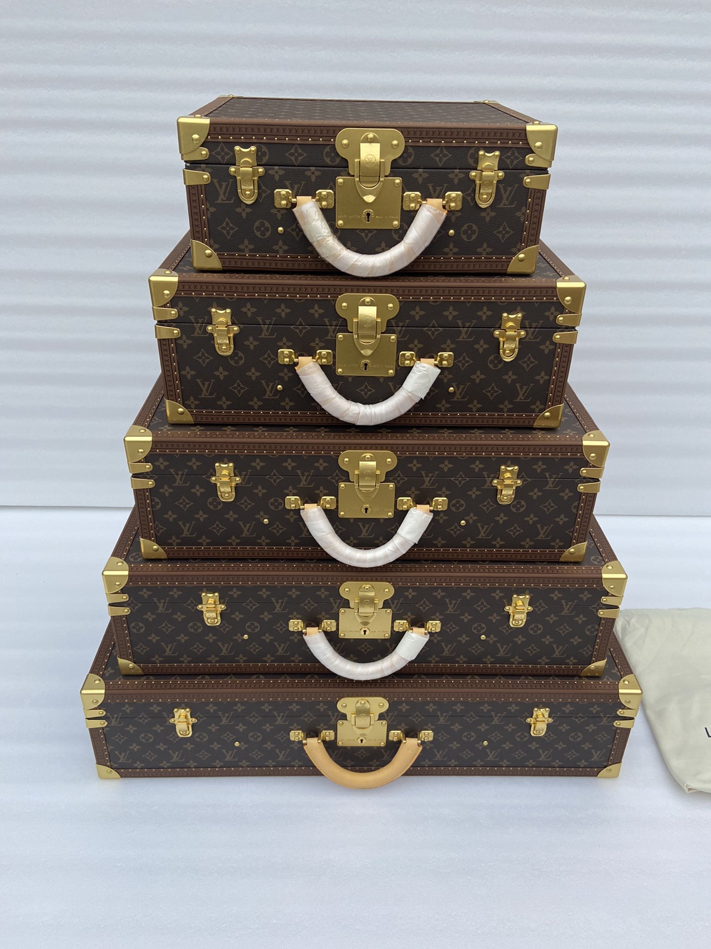 NO:270016,Who doesn’t like this set in the living room and live broadcast room?  ,19860909这样一套摆在客厅,直播间.谁不爱？,,luggage