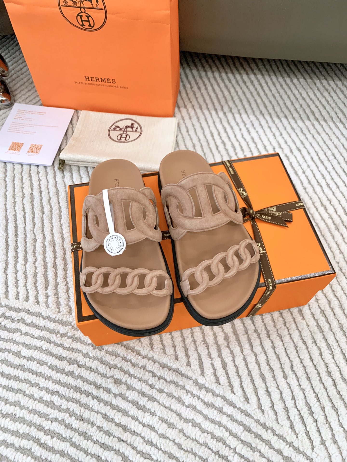 NO:439848,Women's, men's, H-home chypre sandals, old uncle's shoes, second-home chypre shoes, the color matching is so cute, it's so hard to buy, the foot feels so comfortable, no matter whether it is dressed in skirts, pants, socks, or casual pants, they are all very beautiful. The style of old uncle's shoes is going to lead the fashion world again, and the popularity is a cycle. This summer must be its world. It is comfortable and fashionable to wear on the feet, and it will become a classic and eternal hit. The best version on the market, and the materials are never vague!  TPU abrasive tool with large bottom, mixed-bred sheepskin full-inclusive footbed, cowhide inner print craftsman code, genuine material SW cowhide/EP cowhide/imported suede, throwing out the leading version for several streets, without comparison, there is no harm!  size Women's model 35–43 (customized for sizes 40-43) Men's model 39-46 (customized for sizes 45, 46), slippers, stuart weitzman, sandals, slippers, skirts, cowhide, sheepskin, chamois leather, socks19860909女款、男款、H家 chypre凉鞋,老舅鞋,二舅鞋,配色萌到爆,巨难买,脚感巨舒服的,不管搭裙子,裤子,还是袜子,还是休闲裤都巨巨好看,老舅鞋这个风又要引领时尚界了,流行就是一个轮回,这个夏天必是它的天下,上脚舒适又A又时尚,将成为永远不过时的单品,又成一个经典永恒爆款 市面上最好的版本,用料选材绝不含糊！TPU磨具大底,混种羊皮全包垫脚,牛皮内里正确打印工匠码,正版材质SW牛皮/EP牛皮/进口麂皮,甩出先行版本几条街,没有对比就没有伤害！ size 女款35–43（40-43码定做）  男款39-46（45、46定做）,拖鞋,stuart weitzman,sandals,slippers,skirts,cowhide,sheepskin,chamois leather,socks,Women's Shoes