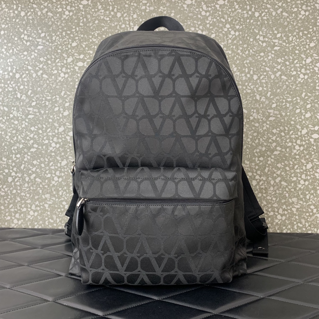 Valentino Garavani V logo printed men's backpack! - Platinum plated accessories