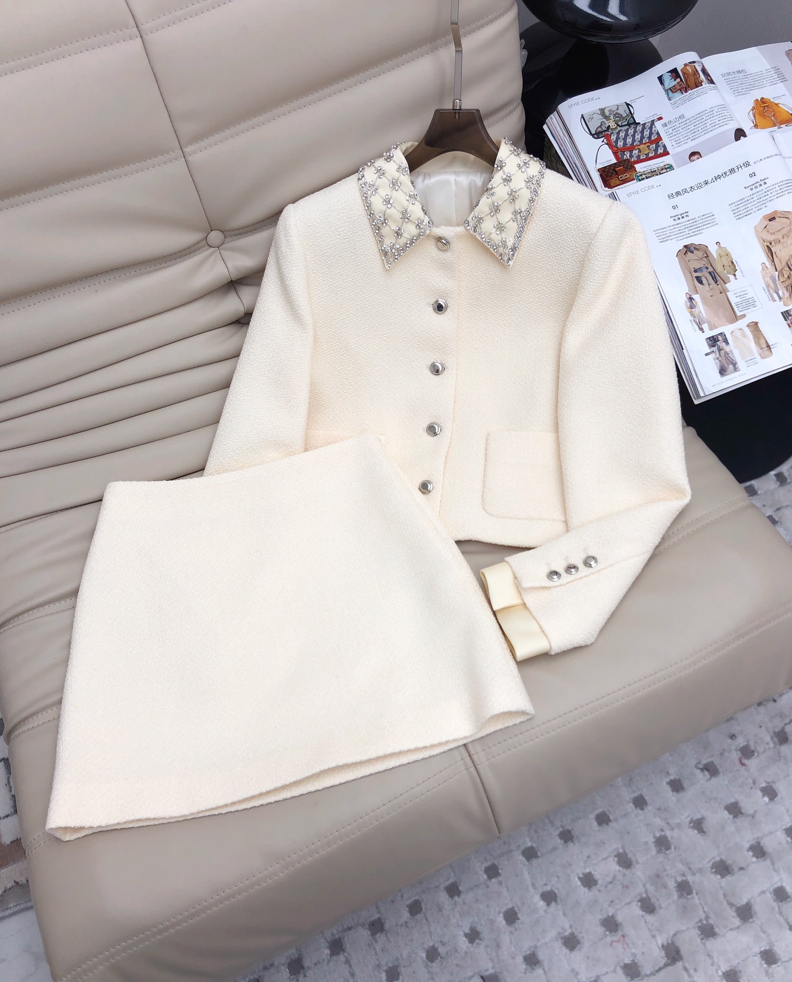 NO:570058,025 New Heavy Industry Drill Collar Suit with Super Good Quality, Exquisite Drill Lapel Small Jacket, High Waisted Skirt, Two-piece Set, Customized Drill Buttons, Simply Beautiful. The Lapel Design Modifies the Neck Curve, Showing Elegant and Intelligent Temperament. Exquisite and textured, a must-have for goddesses. Monochrome SML.M,,skirts,jackets & coats,alexander wang19860909025新款 重工钉钻领套装版型质量超好,精致钉钻翻领小外套高腰半裙 两件套 定制钻扣 简直美不胜收 翻领设计修饰颈部曲线 尽显优雅知性的气质 精致又有质感,女神必备 单色SML.M,,skirts,jackets & coats,alexander wang,Women's clothing