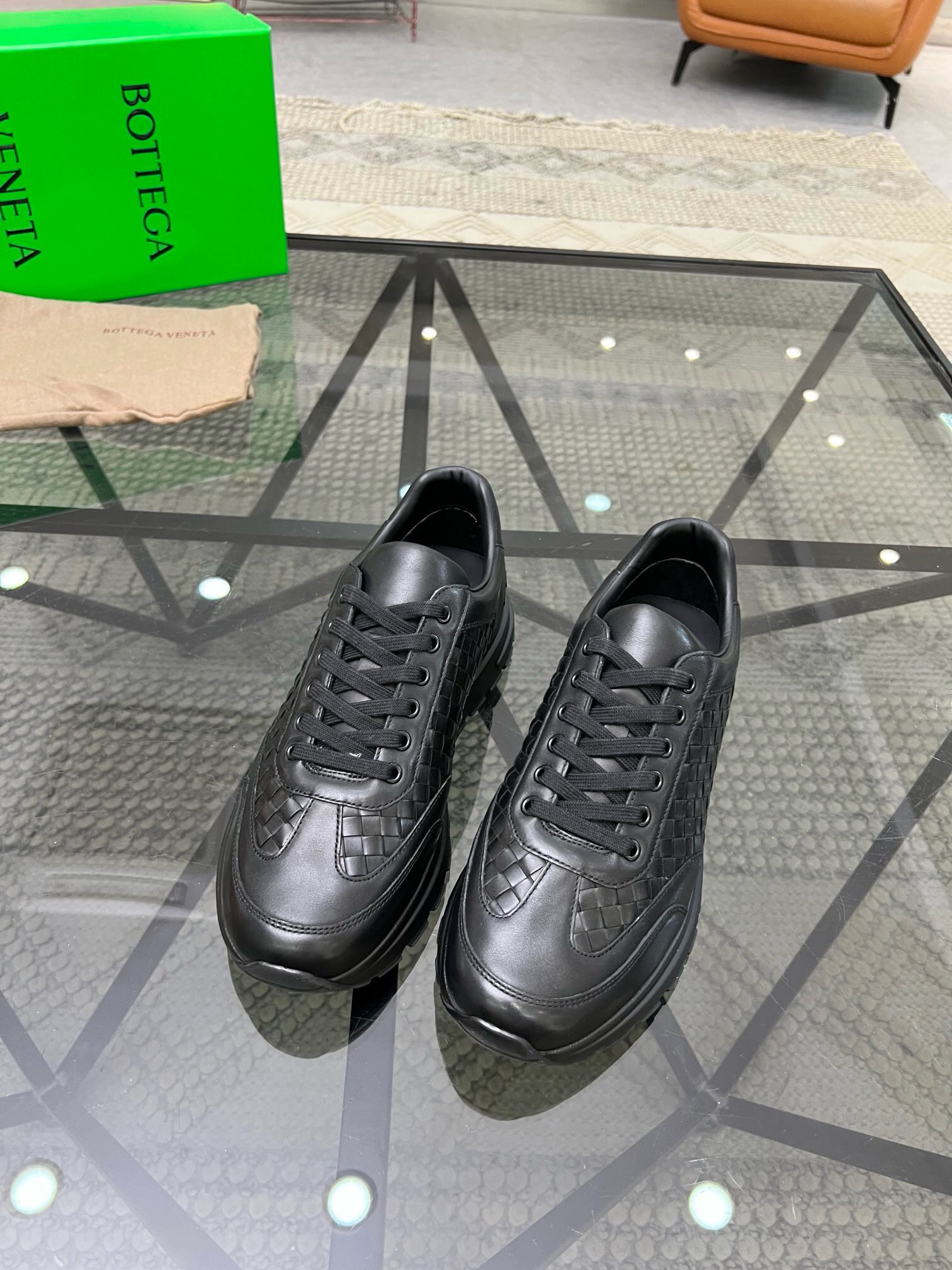 NO:216432,Brand BOTTEGA VENETA Color Black Size 39-44 Standard Size Price Material BOTTEGA New Style Casual Shoes!  High quality, real shot, simple design, rigorous workmanship, fine upper imported cowhide and handmade to create a fashionable headline cowhide foot pad   breathable cowhide inner original outsole and fashionable footwear, BV casual shoes, bottega veneta, bottega veneta, cowhide19860909品牌BOTTEGA VENETA 颜色黑色 码数39-44标准码 价格 材质宝缇嘉新款 休闲鞋！高质 实拍 简约设计做工严谨精细鞋面进口牛皮搭配手工制作打造出时尚头条牛皮垫脚 透气牛皮内里原版大底上脚时尚 大气,BV休闲鞋,bottega veneta,bottega veneta,cowhide,Men's shoes