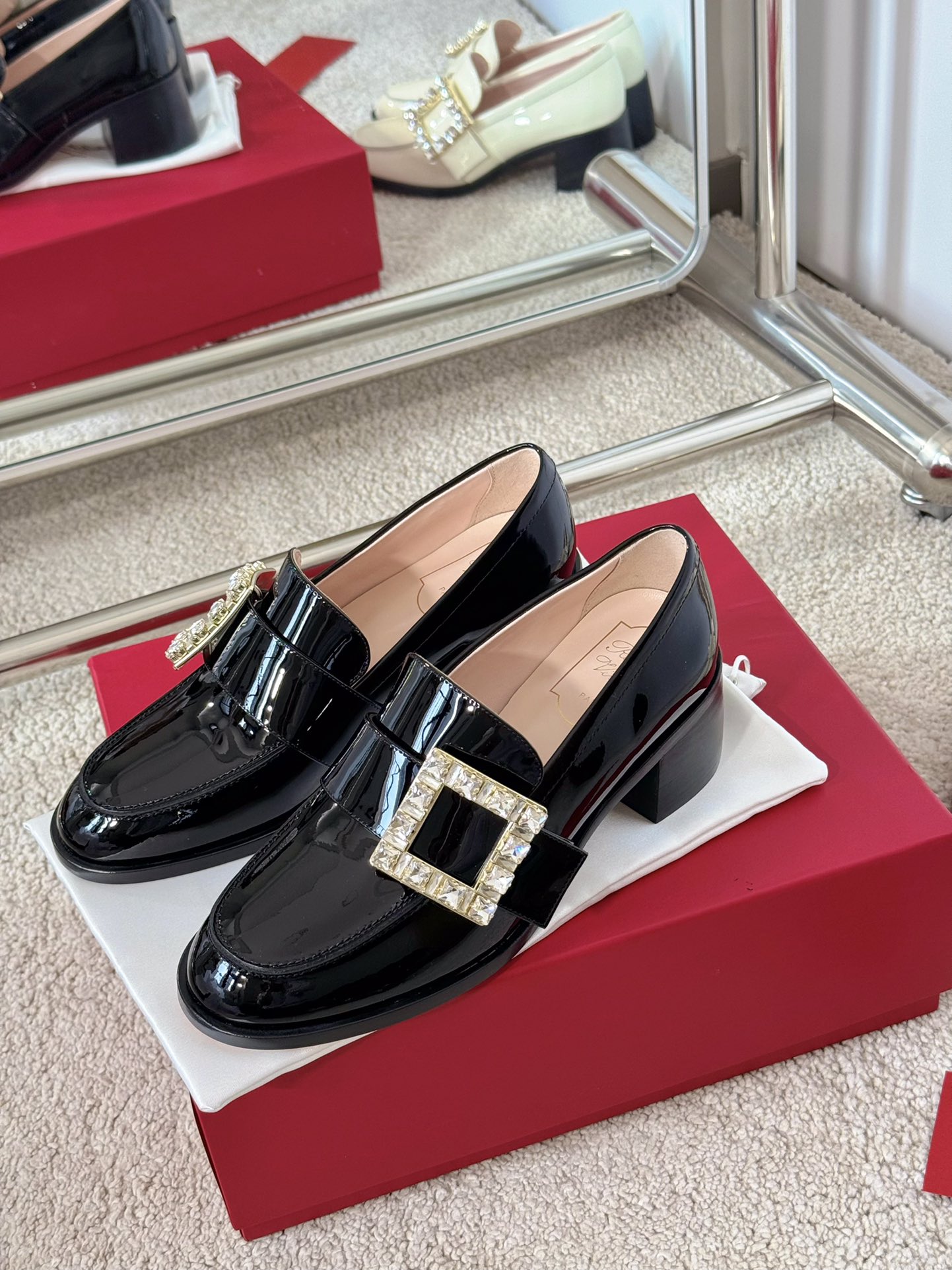 NO:725593,[RV] New style side buckle thick heel loafers. They are perfect for gentle ladies. They are high-end and textured. The height of 5.5cm is the perfect shoe shape. It does not press on the instep or squeeze the feet, and it is easy to get long legs. The upper is round style fetal cow patent leather/calf leather. The lining is imported hybrid lambskin. Italian double-layer leather outsole (layered leather heel)  35-39 (34/40 customization is non-returnable), loafers, loafers, cowhide, sheepskin, Leather soles19860909【RV】新款侧扣粗跟乐福鞋 是千金风温柔小姐姐穿搭没错了高级又有质感5.5cm高度完美鞋型,不压脚背不挤脚轻松get大长腿 鞋面圆版胎牛漆皮/小牛皮 内里垫脚进口混种小羊皮 意大利双层真皮大底（层皮鞋跟） 35-39（34/40定制不退换）,乐福鞋,loafers,cowhide,sheepskin,Leather soles,Women's Shoes