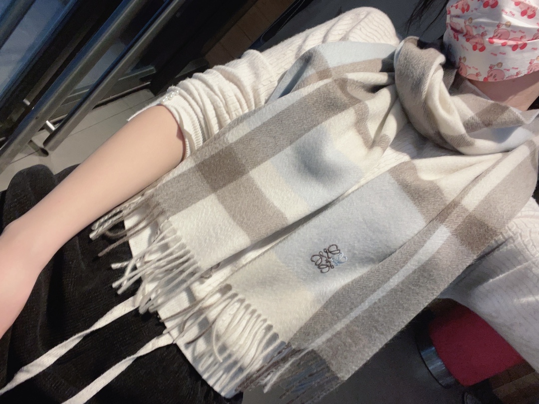 NO:168858,100% cashmere Luo Yiwei small logo two-color embroidered cashmere scarf. This scarf is a neutral style, a couple chooses, a soft and warm texture, a classic color logo pattern, classic and timeless, luxurious and elegant style, and a brand concept that emphasizes both practicality and style. As the main VIP limited product this autumn and winter, this model naturally exudes its unique charm everywhere, and is matched with exquisite, simple and atmospheric, with absolute hard product specifications of 30㎝*180cm, cashmere material, high-version scarf, loewe19860909百分百山羊绒 罗意威 小logo双色刺绣羊绒围巾,这款围巾属于中性款,情侣选,质地柔软而温暖,经典的彩色Logo图案,经典而永不过时,风格华贵典雅,实用性和款式时尚性并重一直的品牌理念,这款作为今年秋冬的主打VIP限量产品自然处处流露出其品牌独有的魅力,搭配精致简洁大气,绝对的硬货规格30㎝*180cm,材质羊绒,高版本围巾,loewe,scarf