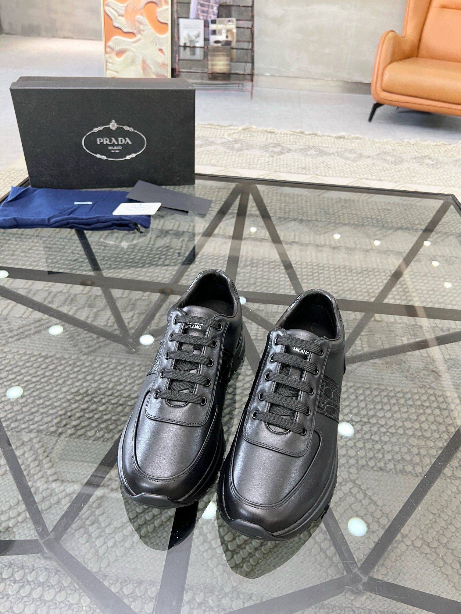 NO:216585,Brand PRADA color original color matching code number 38-44 standard code price material Prada new product original single-stock low-top casual sports shoes!  The upper is made of soft cowhide with cowhide inner lining. The original molded sole of cowhide is opened, high quality is worth owning. Prada, prada, prada, sneakers, cowhide19860909品牌PRADA 颜色原版配色 码数38-44标准码 价格 材质普拉达新品原单货低帮休闲运动鞋！鞋面采用柔软牛皮搭配牛皮内里 牛皮垫脚原版开模大底、高品质值得拥有,普拉达,prada,prada,sneakers,cowhide,Men's shoes